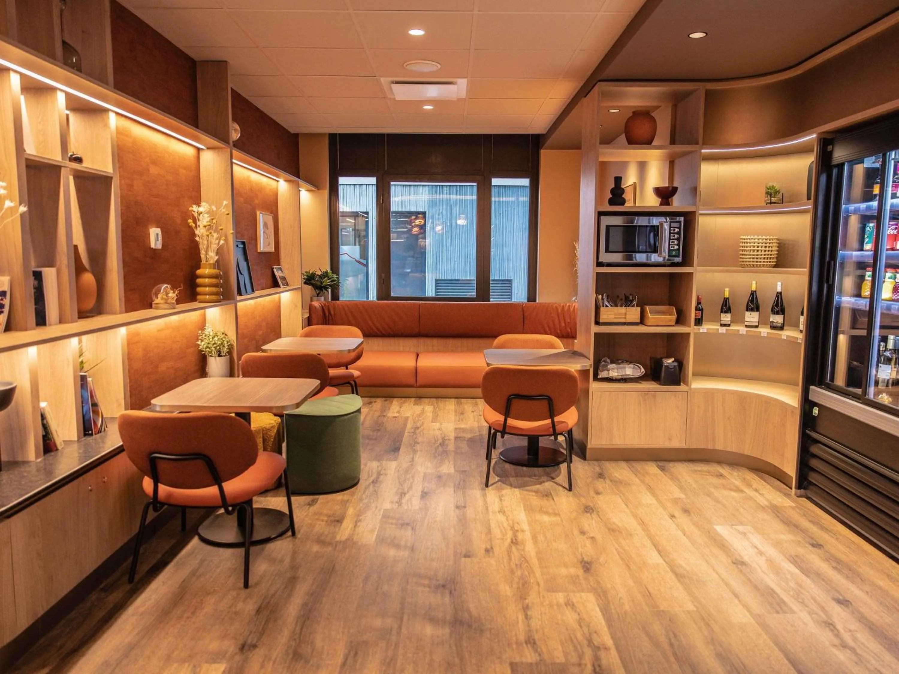 Lounge or bar in Novotel Suites Clermont Ferrand Polydome