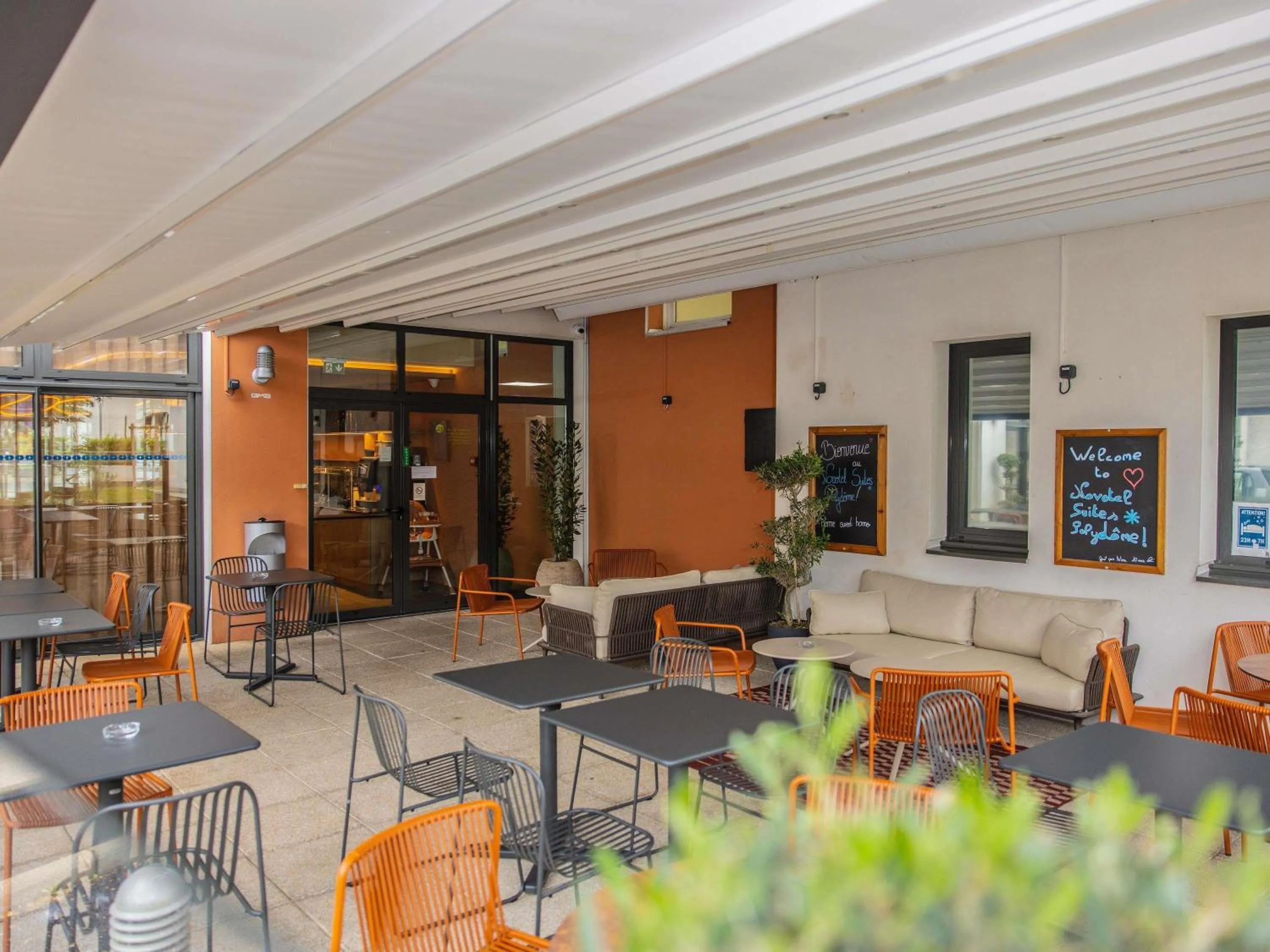 Lounge or bar in Novotel Suites Clermont Ferrand Polydome