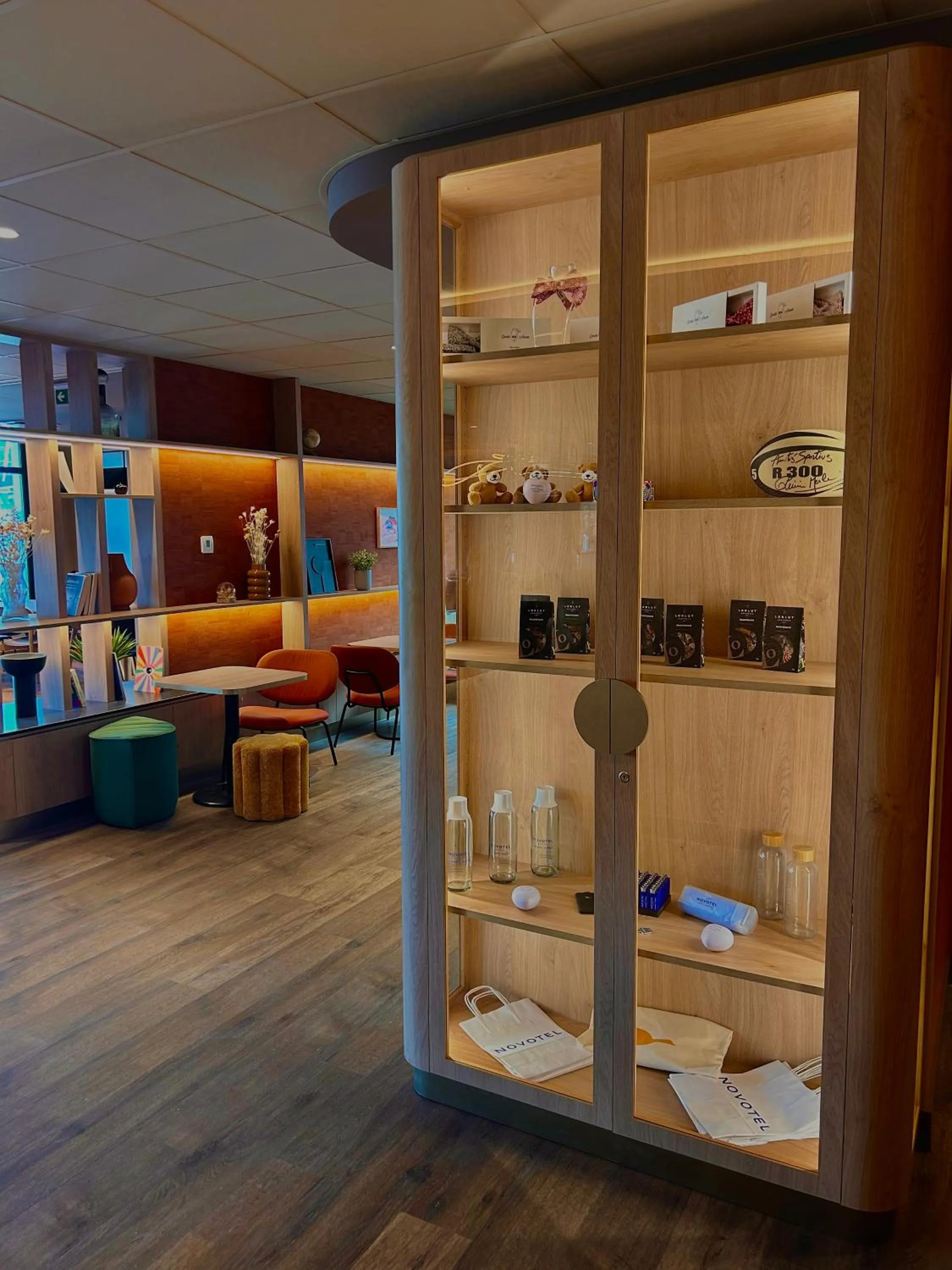 Lounge or bar in Novotel Suites Clermont Ferrand Polydome