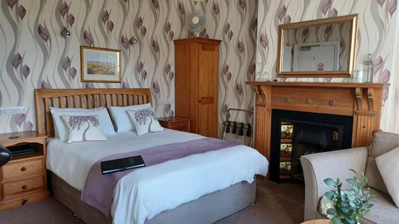 Bedroom, Bed in Glan Heulog