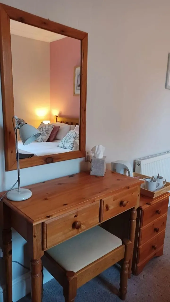 Bedroom, Bed in Glan Heulog