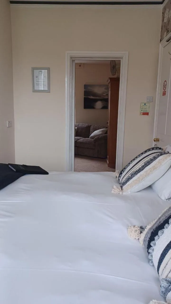 Bedroom, Bed in Glan Heulog