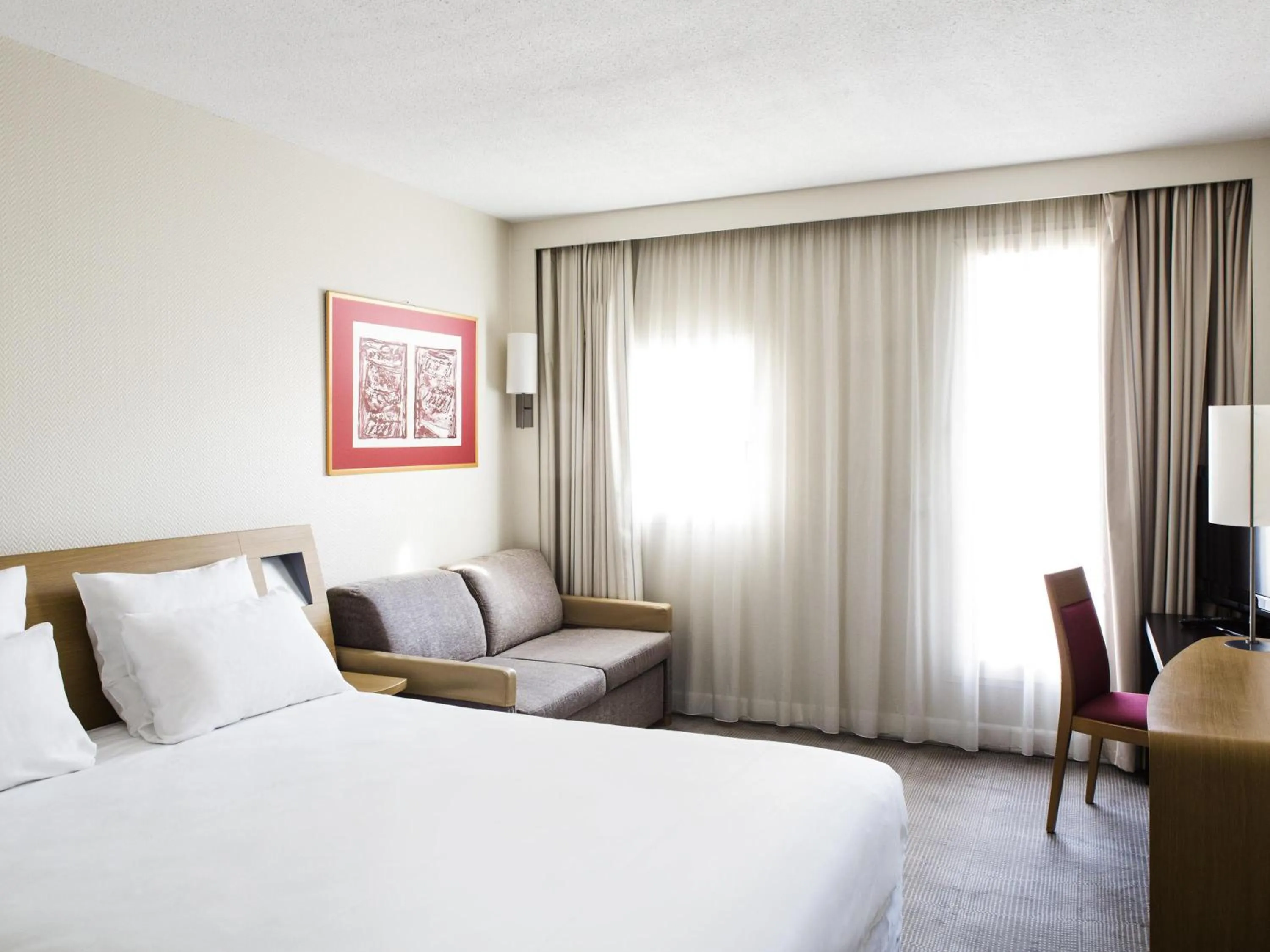 Bedroom, Bed in Novotel Amboise