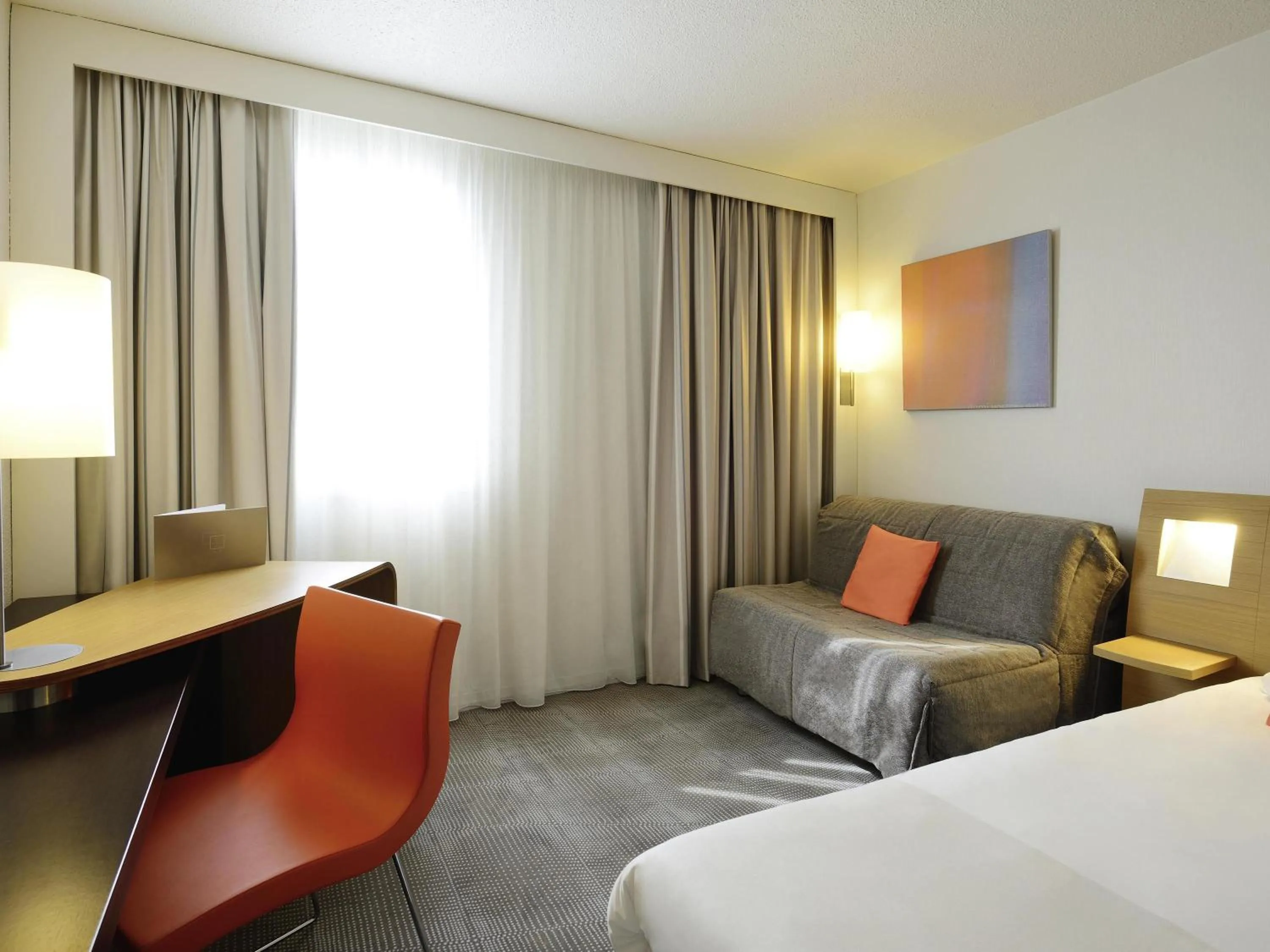 Bedroom, Bed in Novotel Amboise