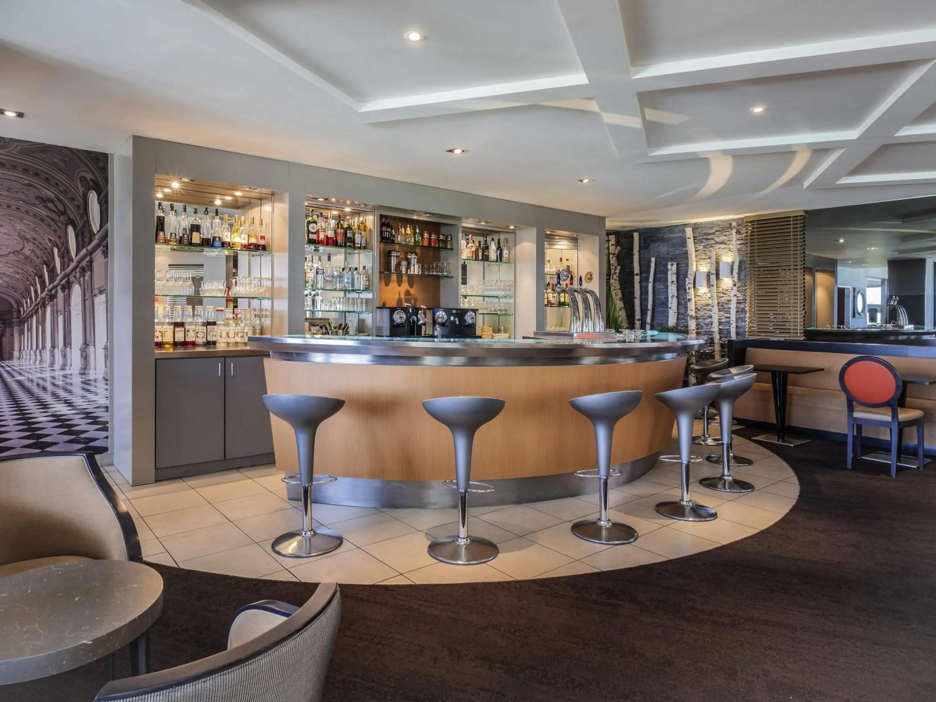 Lounge or bar in Novotel Amboise