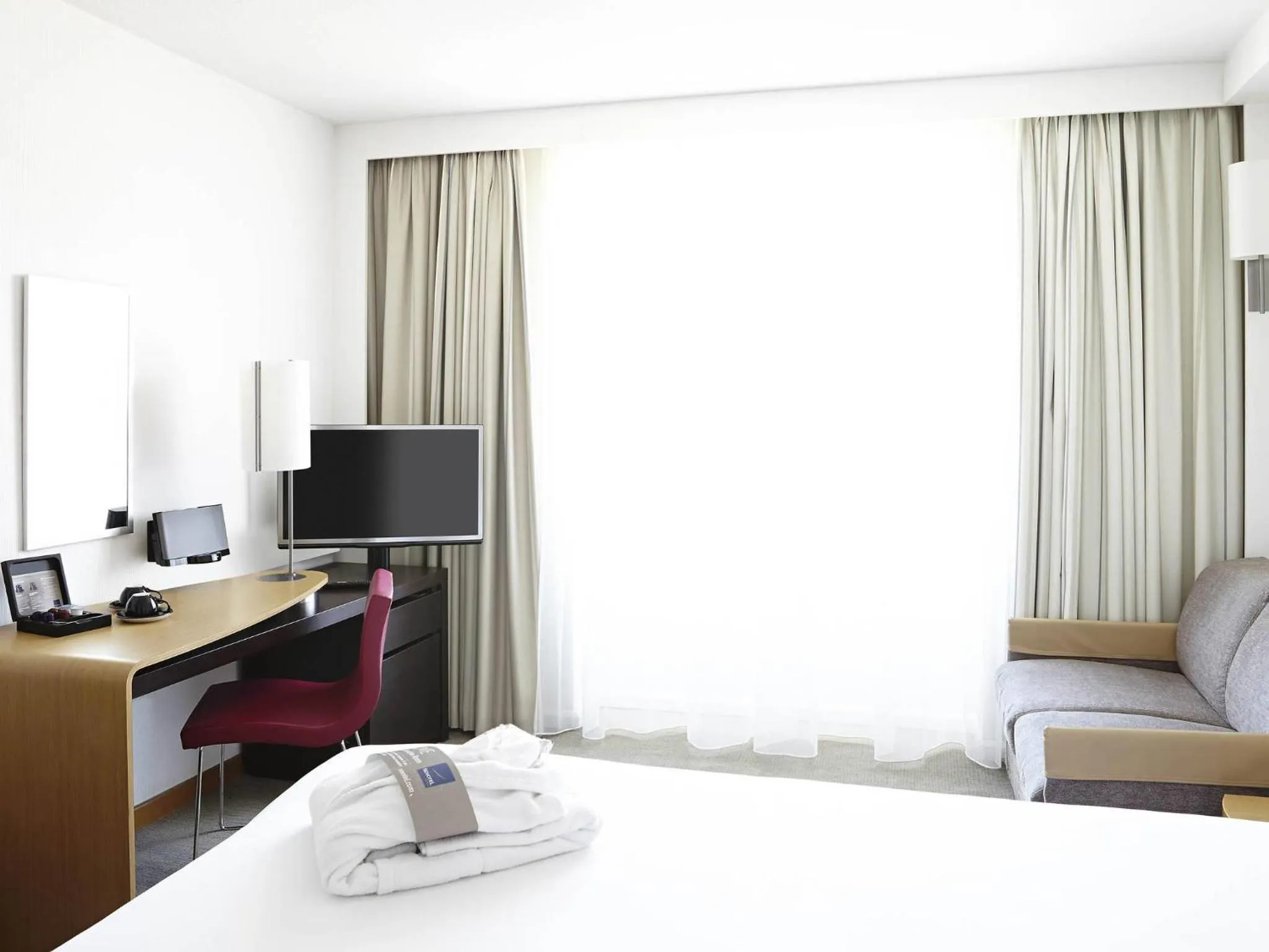 Bedroom, Bed in Novotel Amboise