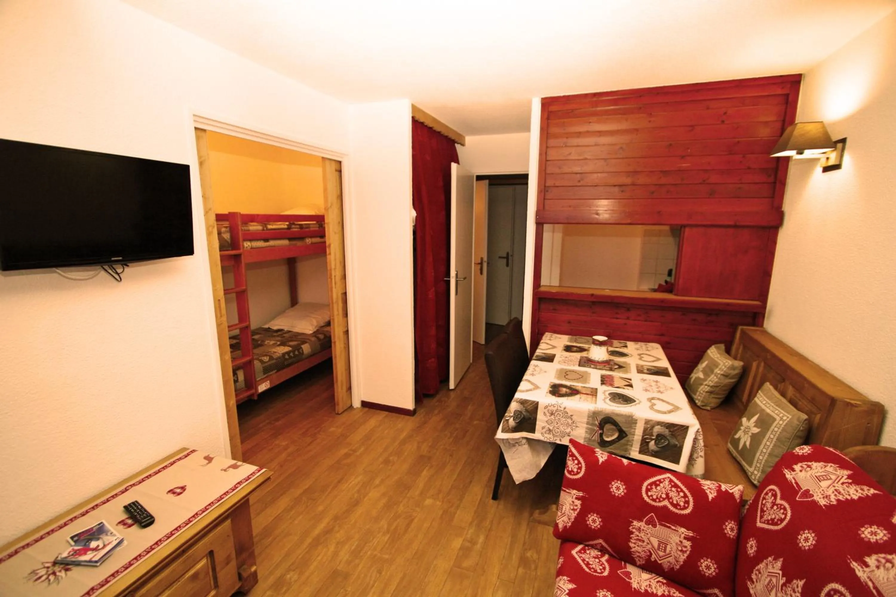 TV and multimedia, Bed in Le Rond Point des Pistes - 4 personnes - Tignes Val Claret 2100m - skis aux pieds