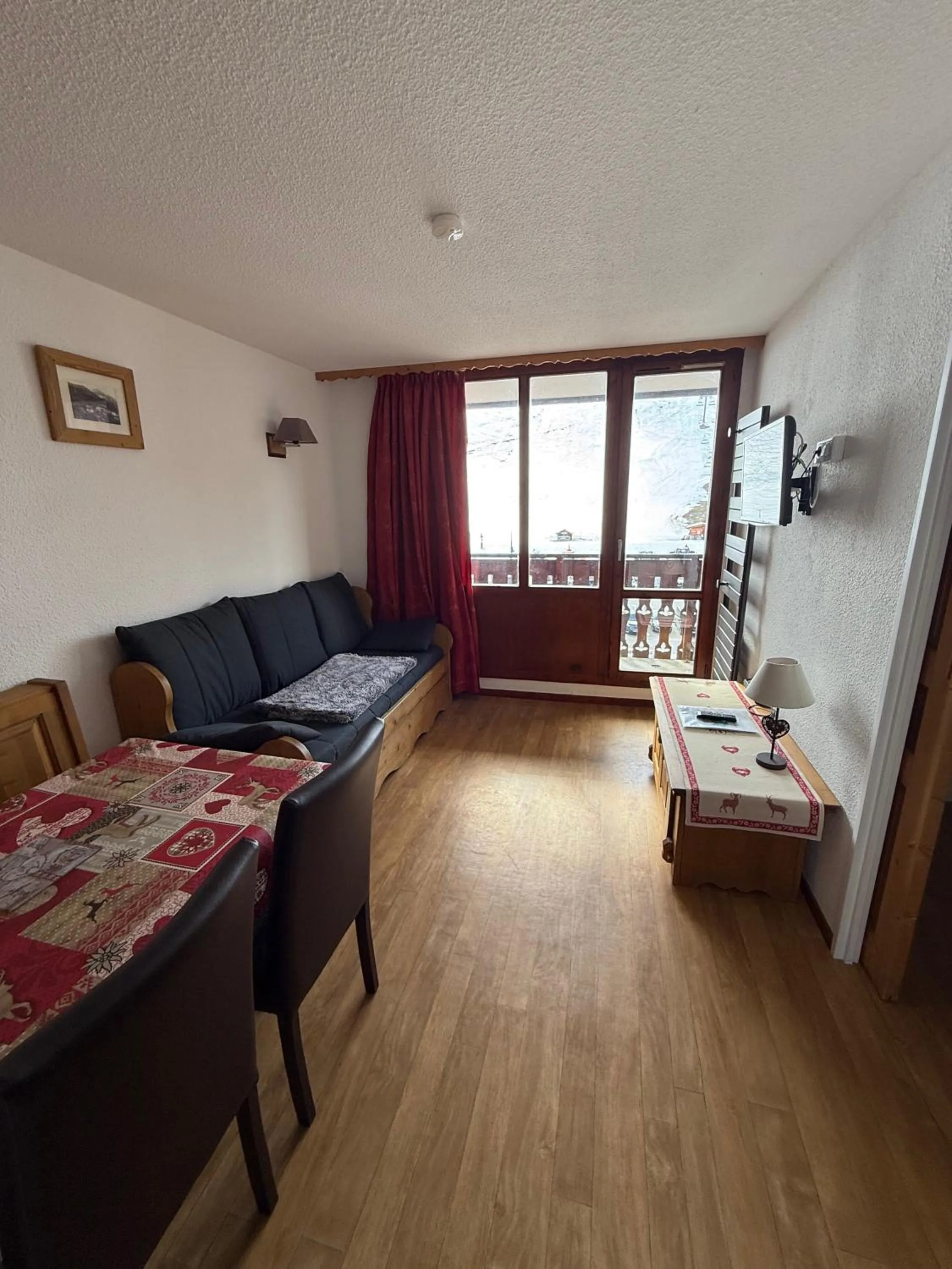 Communal lounge/ TV room, Bed in Le Rond Point des Pistes - 4 personnes - Tignes Val Claret 2100m - skis aux pieds
