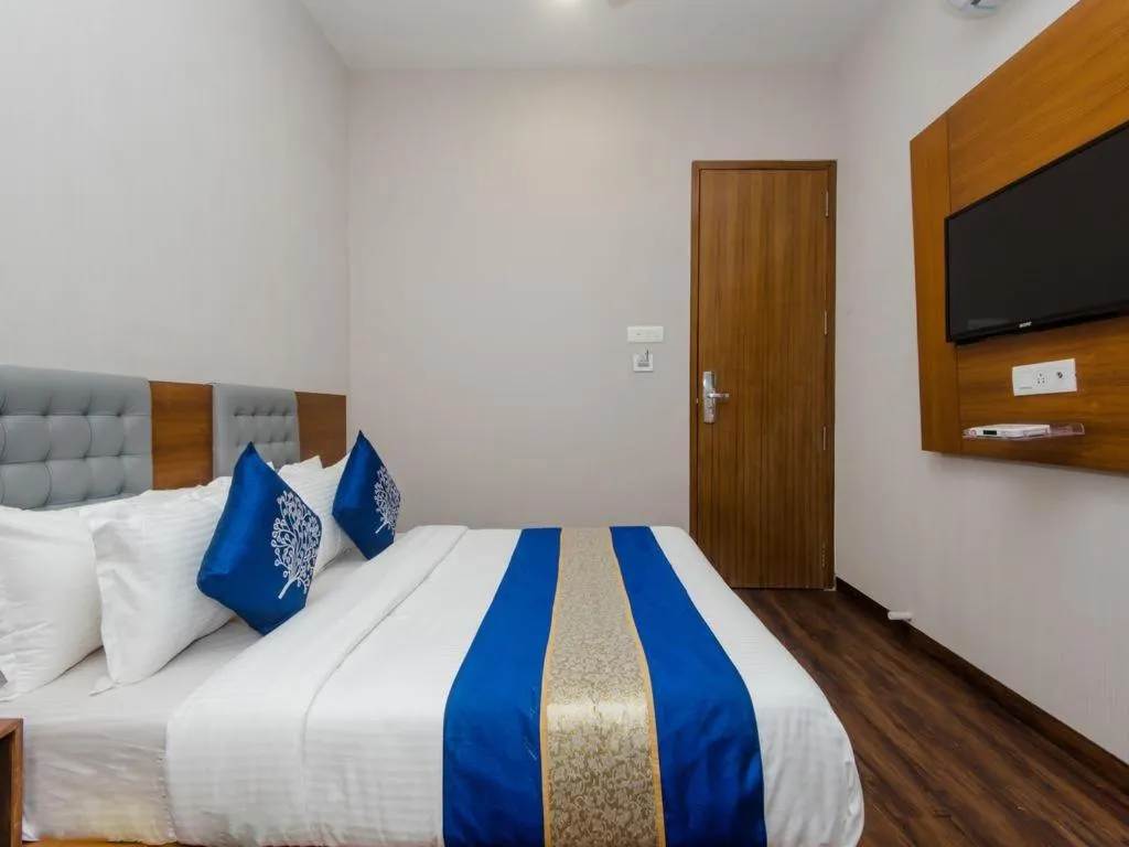 Communal lounge/ TV room, Bed in Hotel Airside