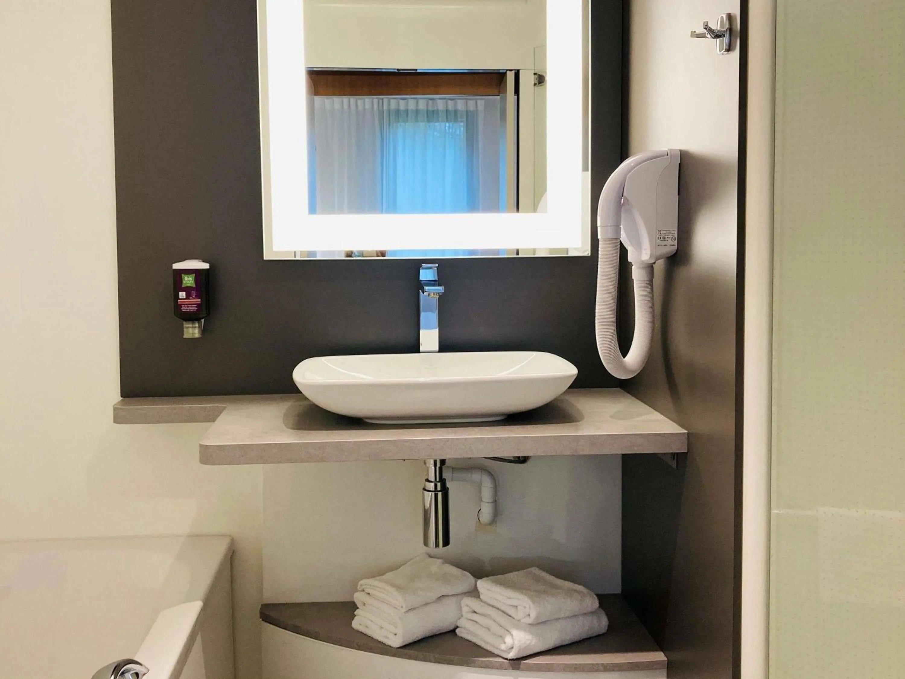 Bedroom in ibis Styles Lille Aéroport