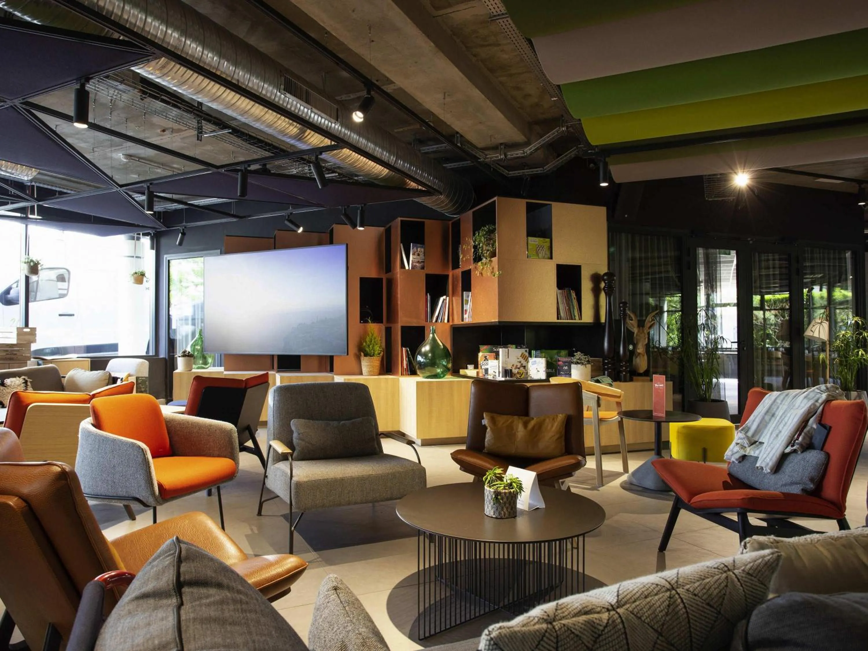 Lounge or bar in Novotel Annecy Centre