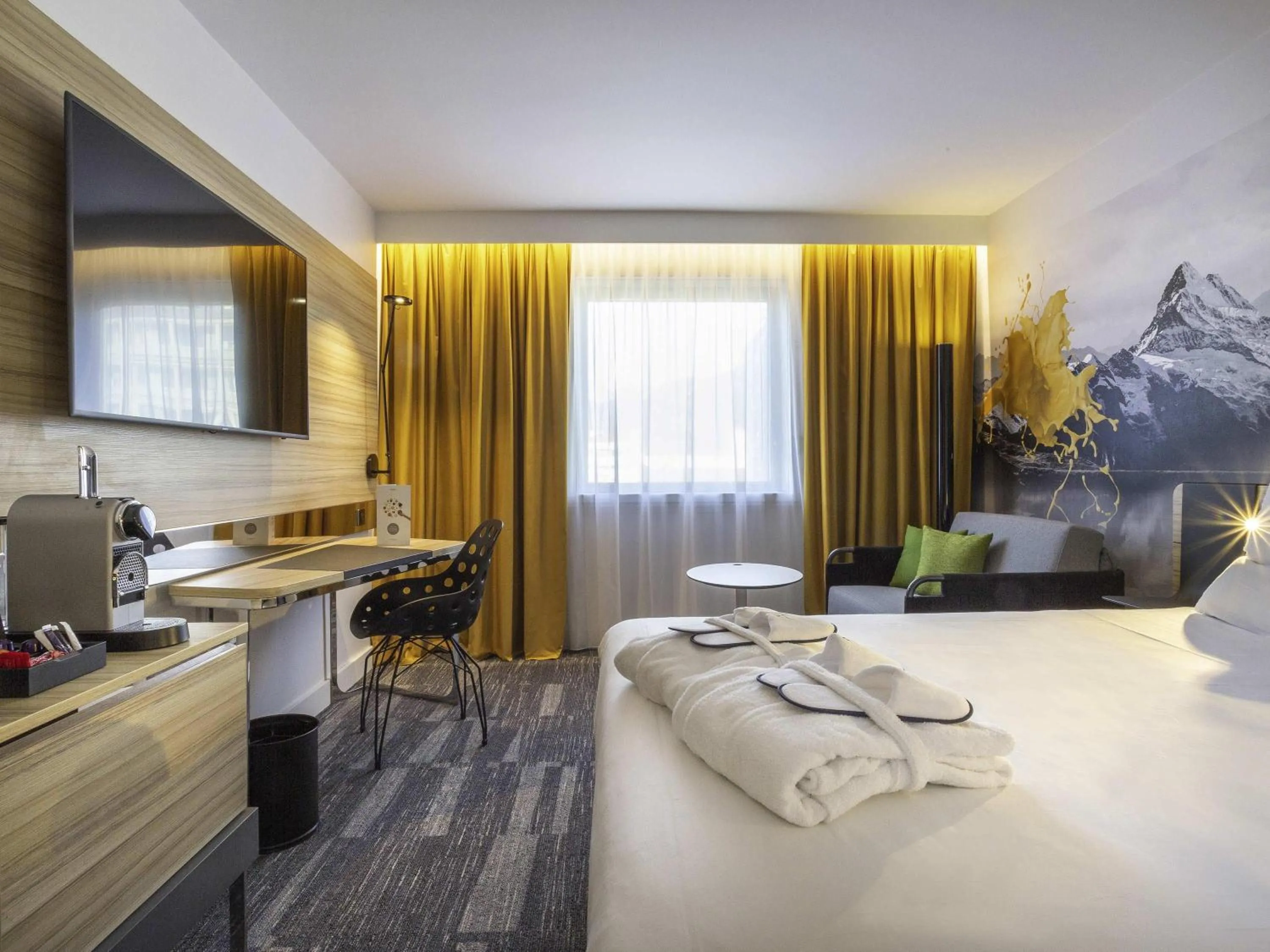 Bedroom, Bed in Novotel Annecy Centre