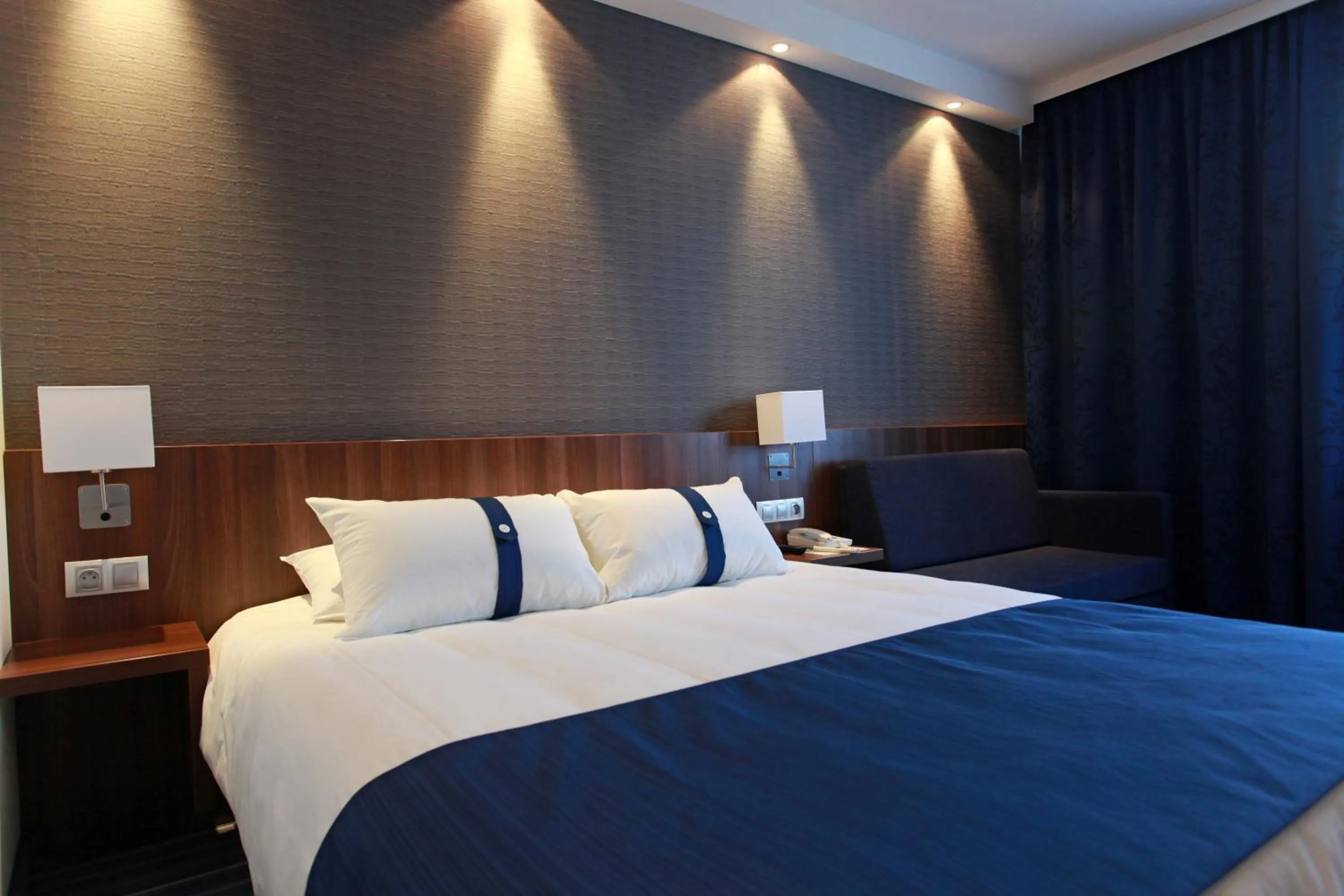 Photo of the whole room, Bed in Holiday Inn Express Strasbourg - Sud by IHG