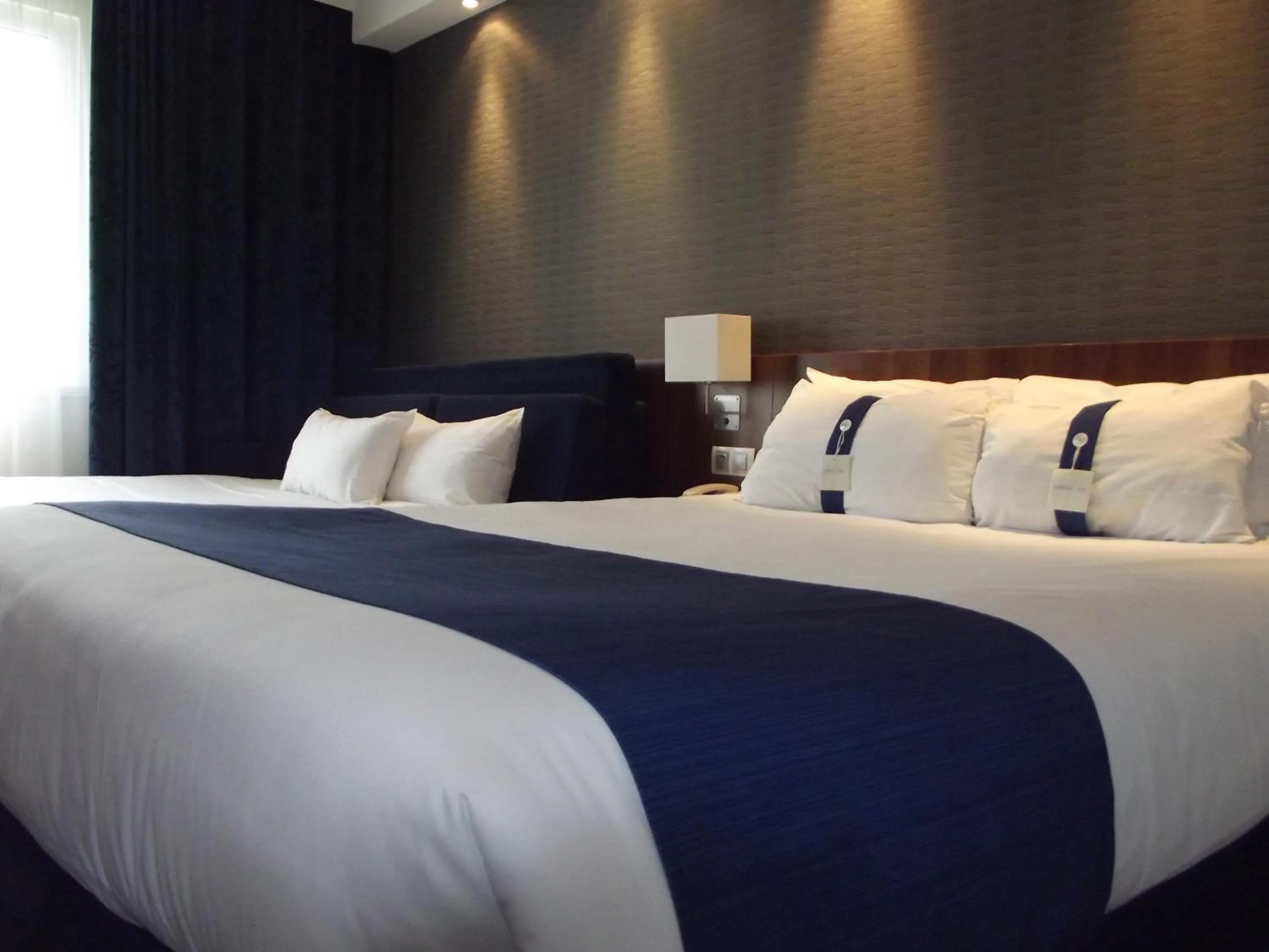Photo of the whole room, Bed in Holiday Inn Express Strasbourg - Sud by IHG