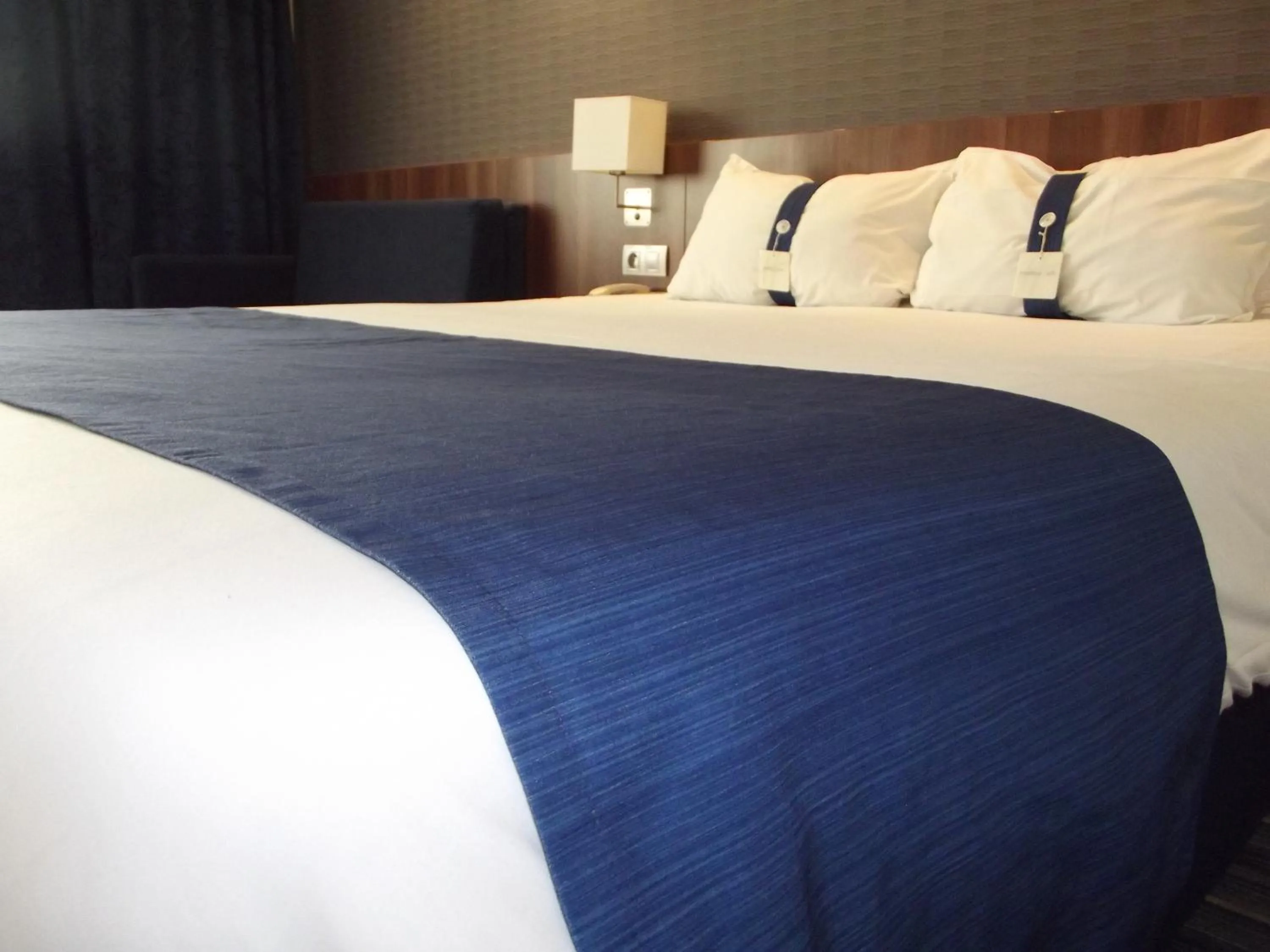 Photo of the whole room, Bed in Holiday Inn Express Strasbourg - Sud by IHG