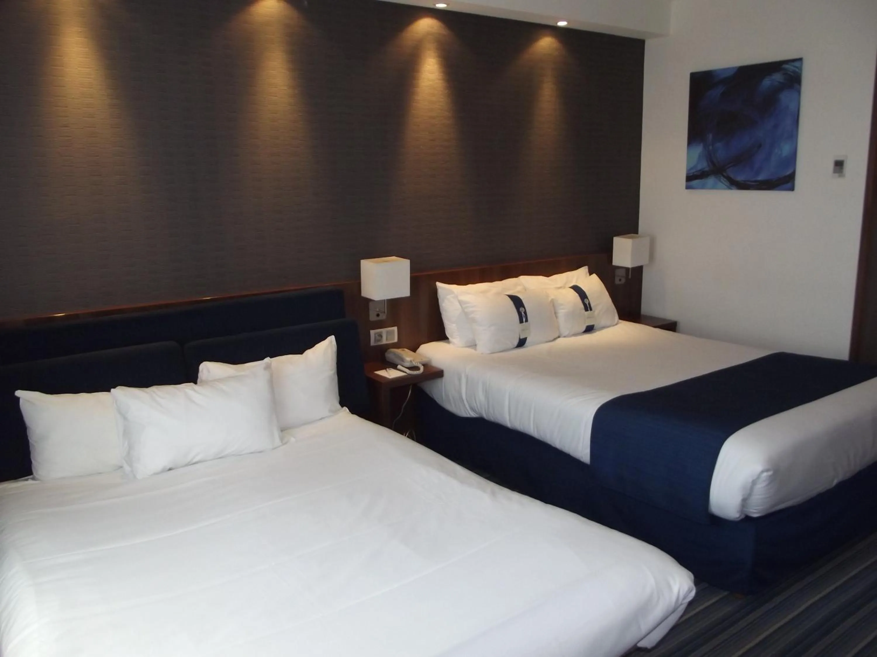 Photo of the whole room, Bed in Holiday Inn Express Strasbourg - Sud by IHG
