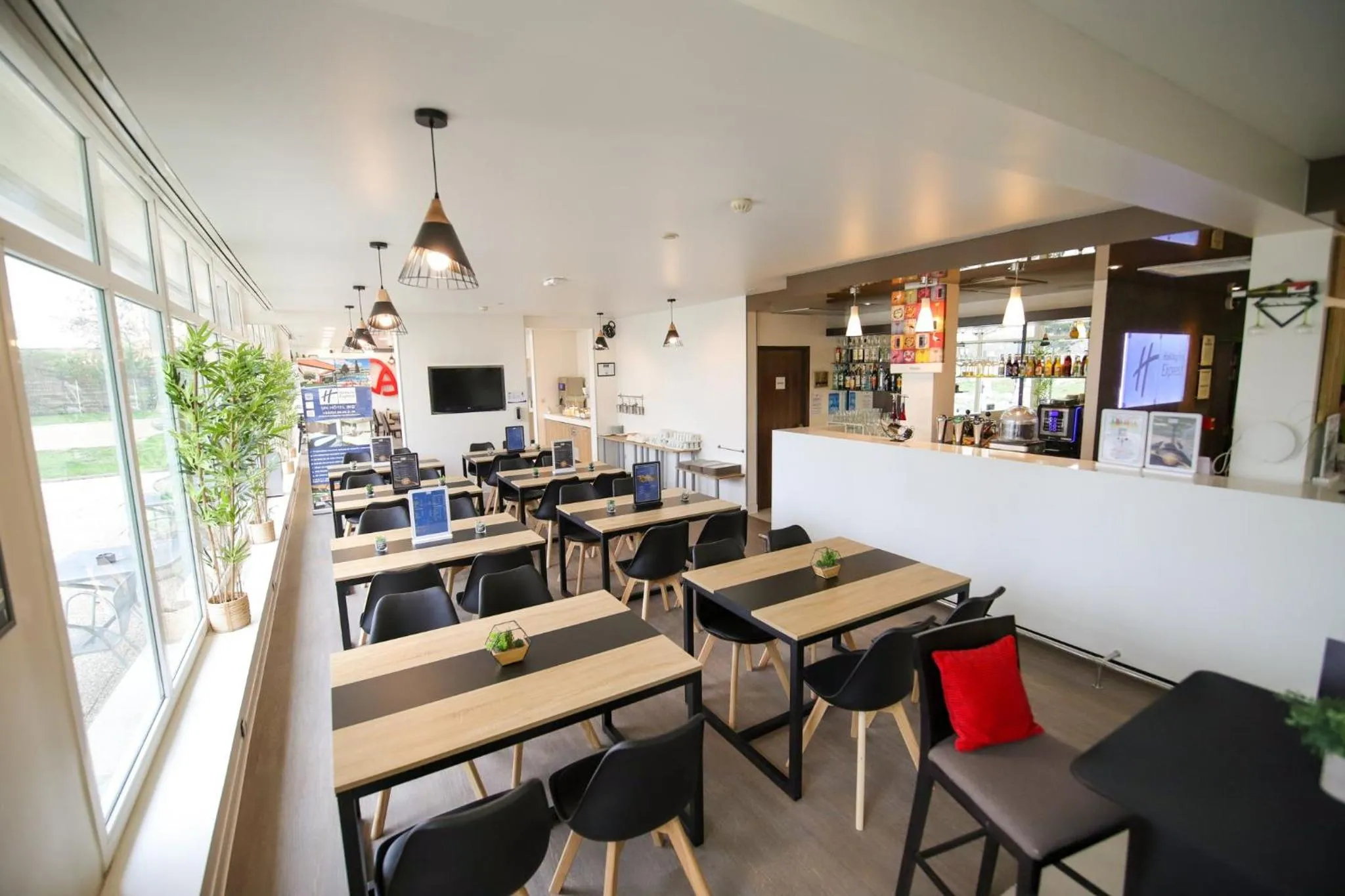 Lounge or bar in Holiday Inn Express Strasbourg - Sud by IHG