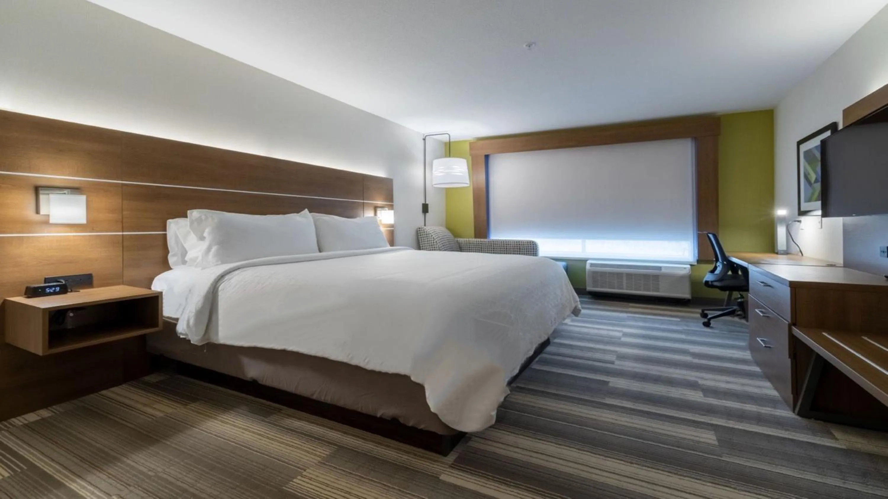 Photo of the whole room, Bed in Holiday Inn Express & Suites - Marion by IHG