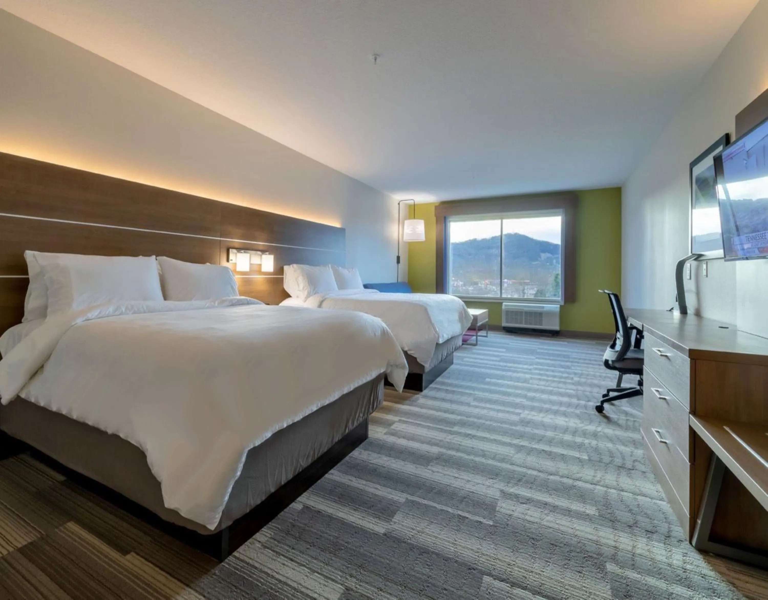 Photo of the whole room, Bed in Holiday Inn Express & Suites - Marion by IHG