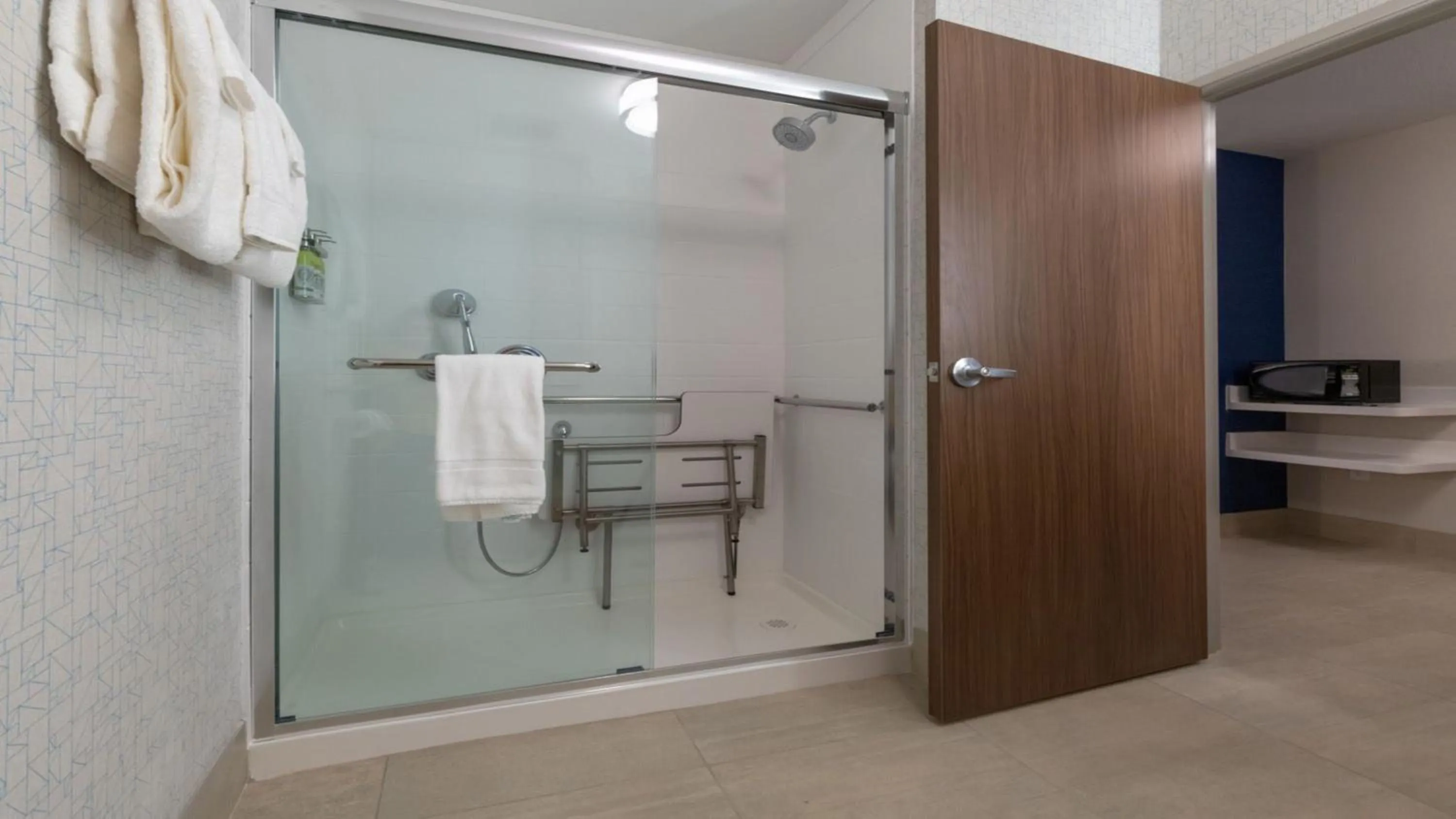 Photo of the whole room in Holiday Inn Express & Suites - Marion by IHG