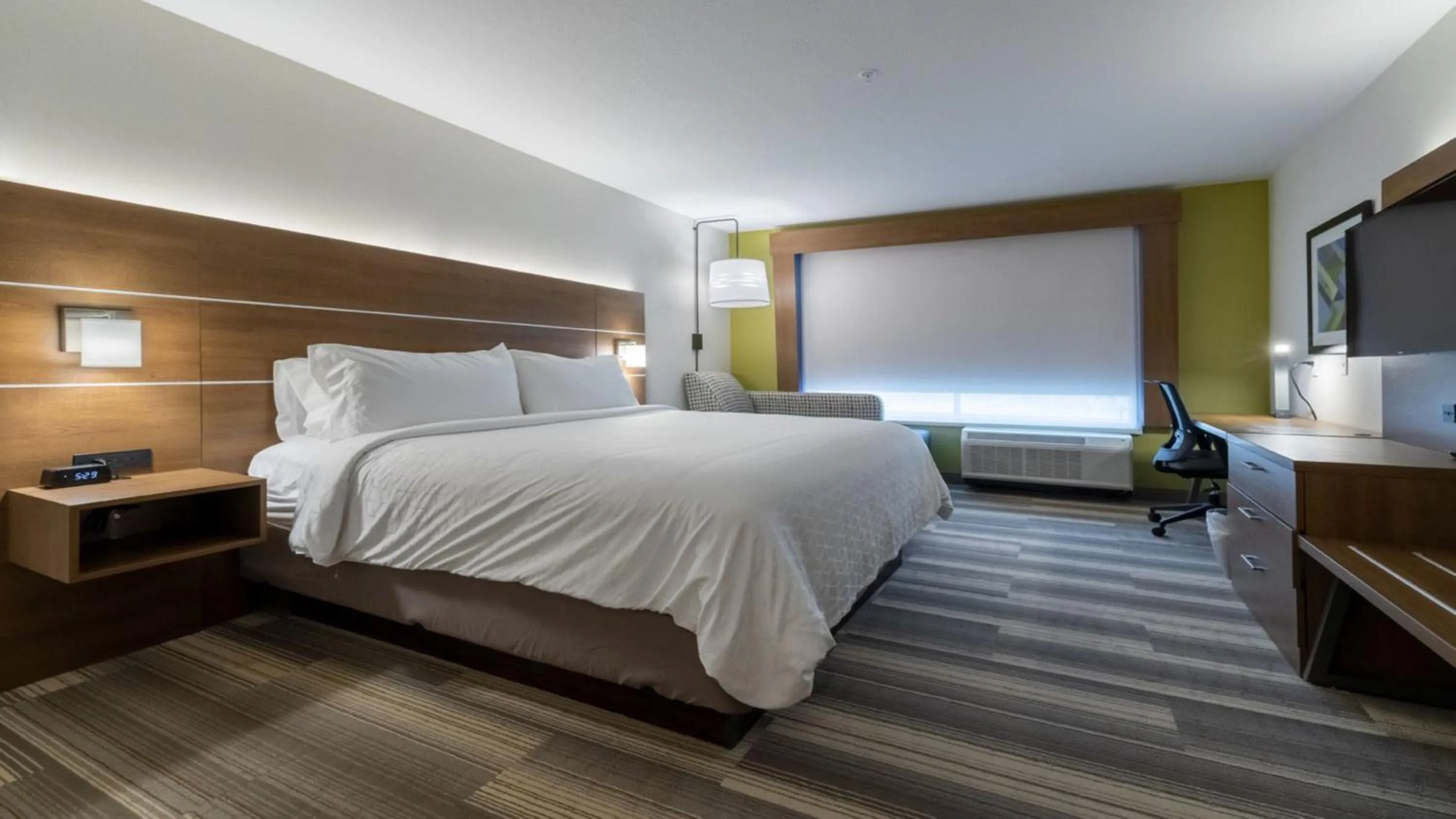 Bedroom, Bed in Holiday Inn Express & Suites - Marion by IHG
