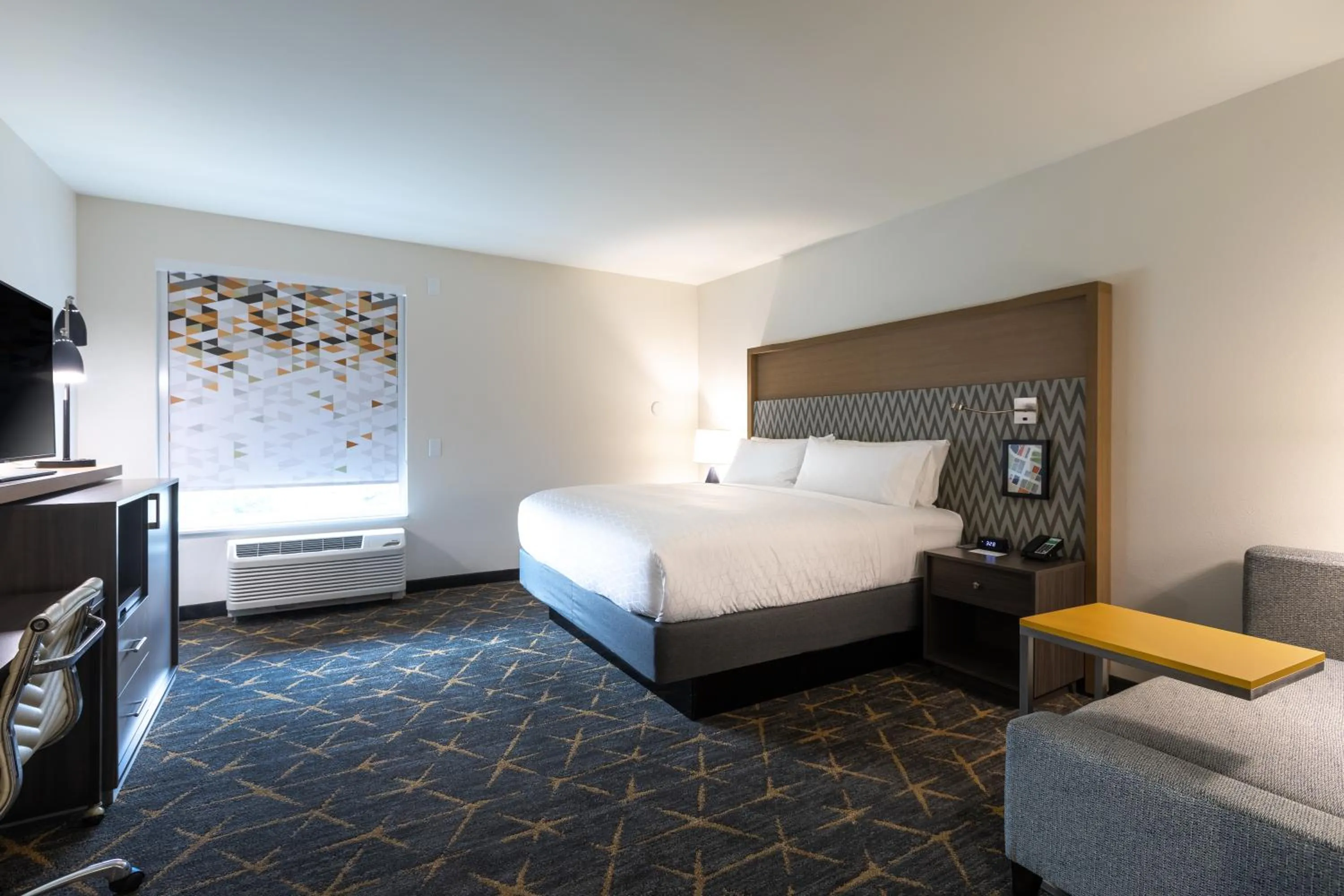 Swimming pool, Bed in Holiday Inn Greenville - Woodruff Road by IHG