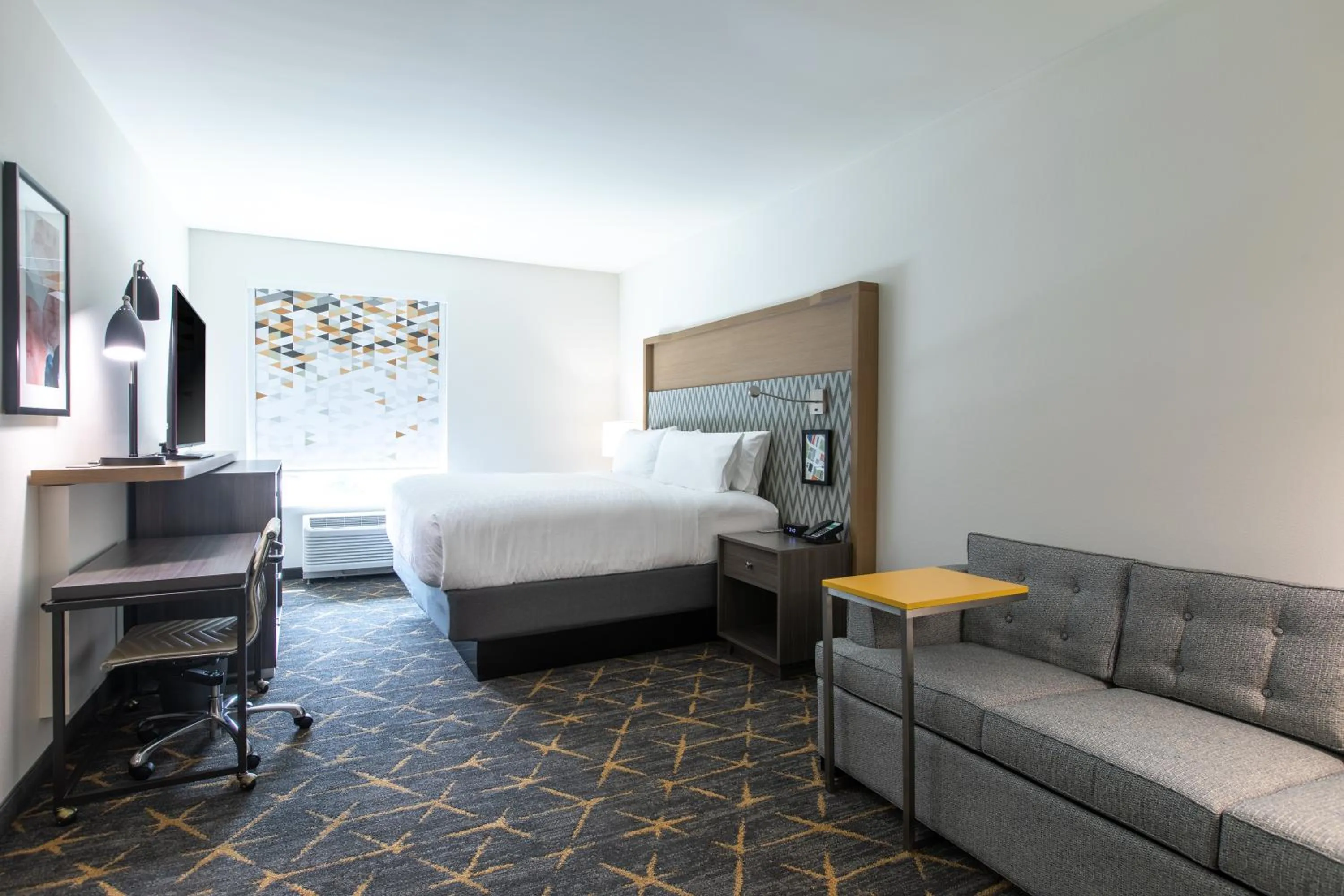 Swimming pool, Bed in Holiday Inn Greenville - Woodruff Road by IHG