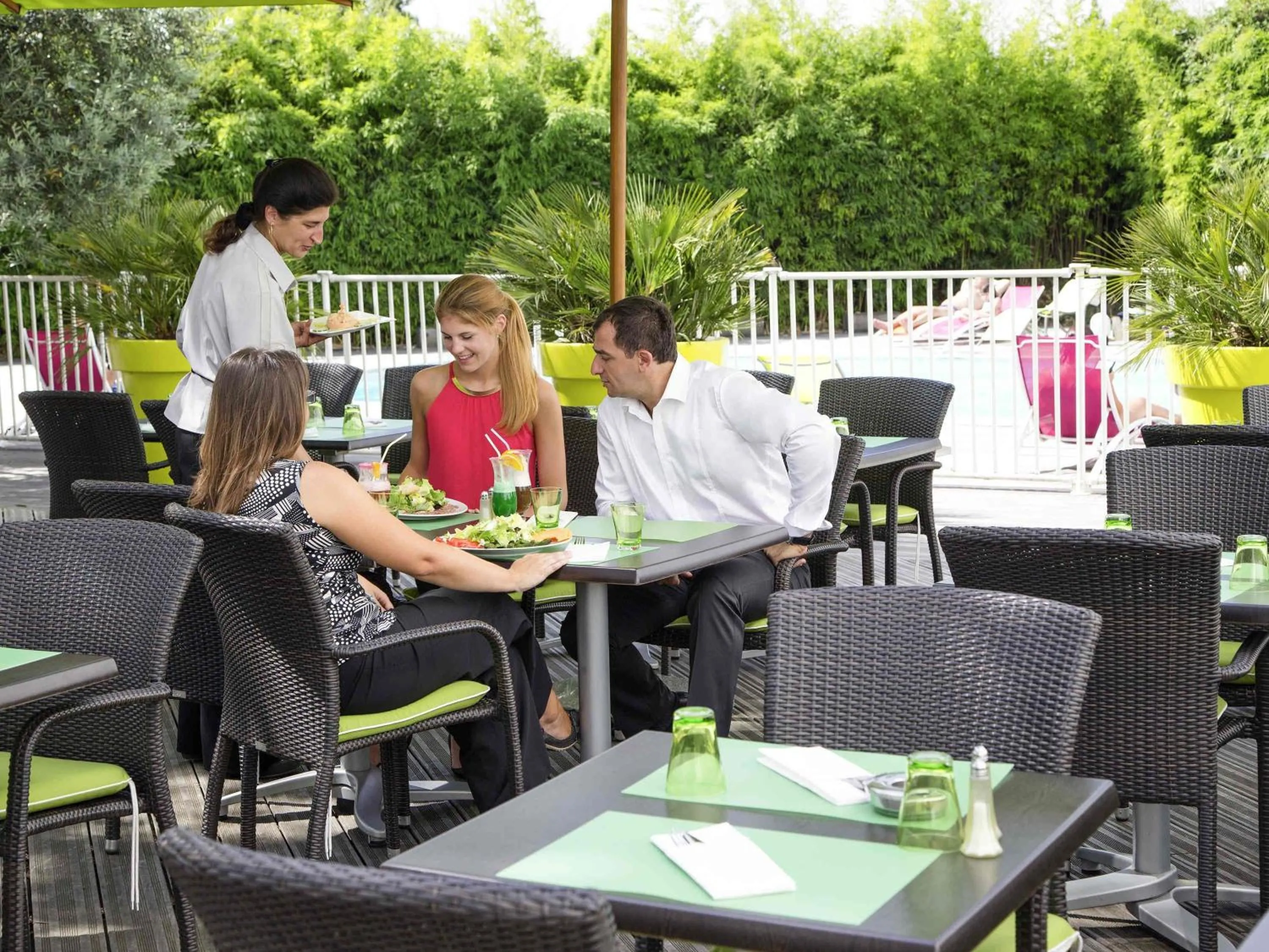 Lounge or bar in Novotel Paris Orly Rungis Aéroport