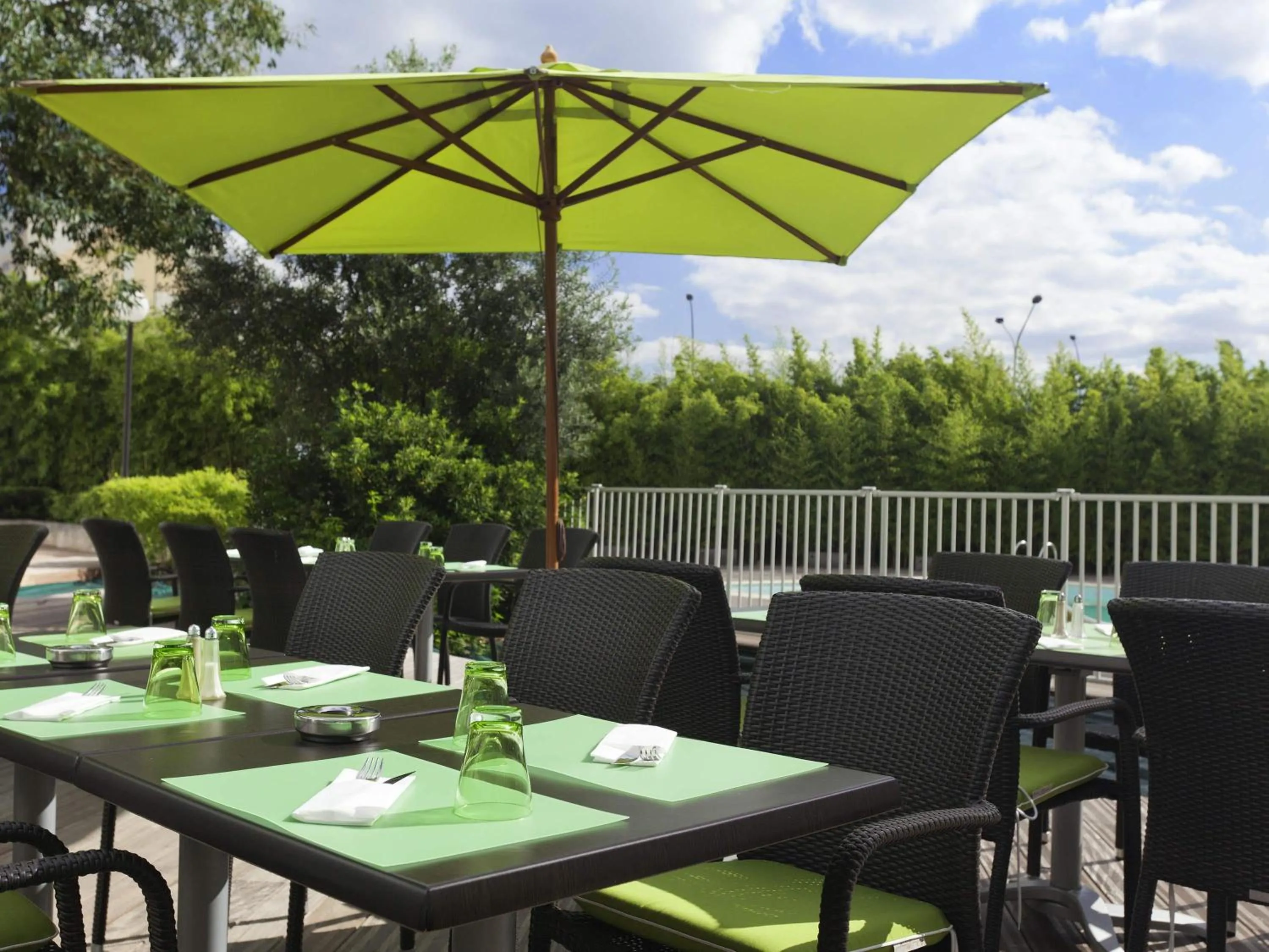 Lounge or bar in Novotel Paris Orly Rungis Aéroport