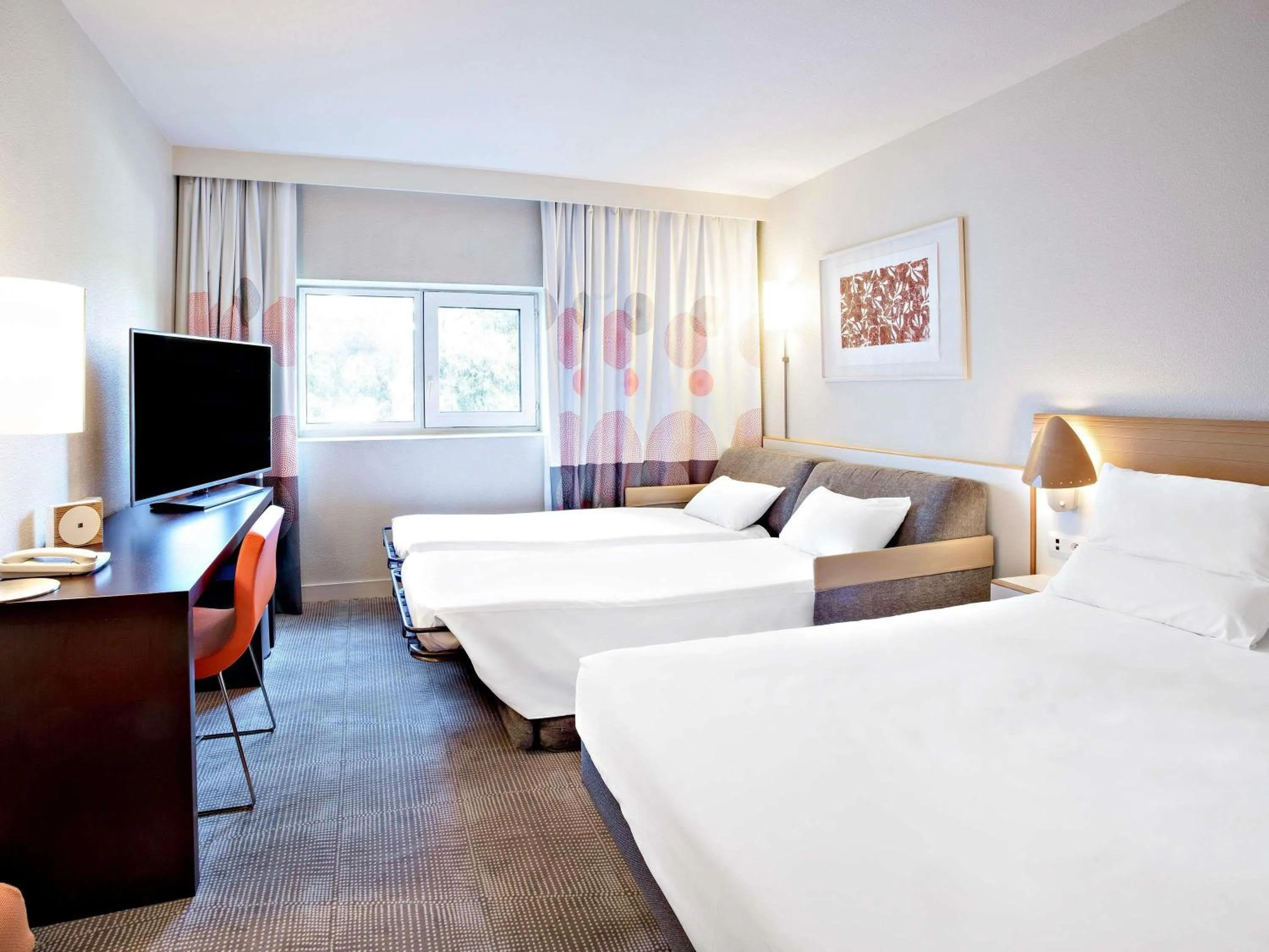 Property building, Bed in Novotel Paris Orly Rungis Aéroport