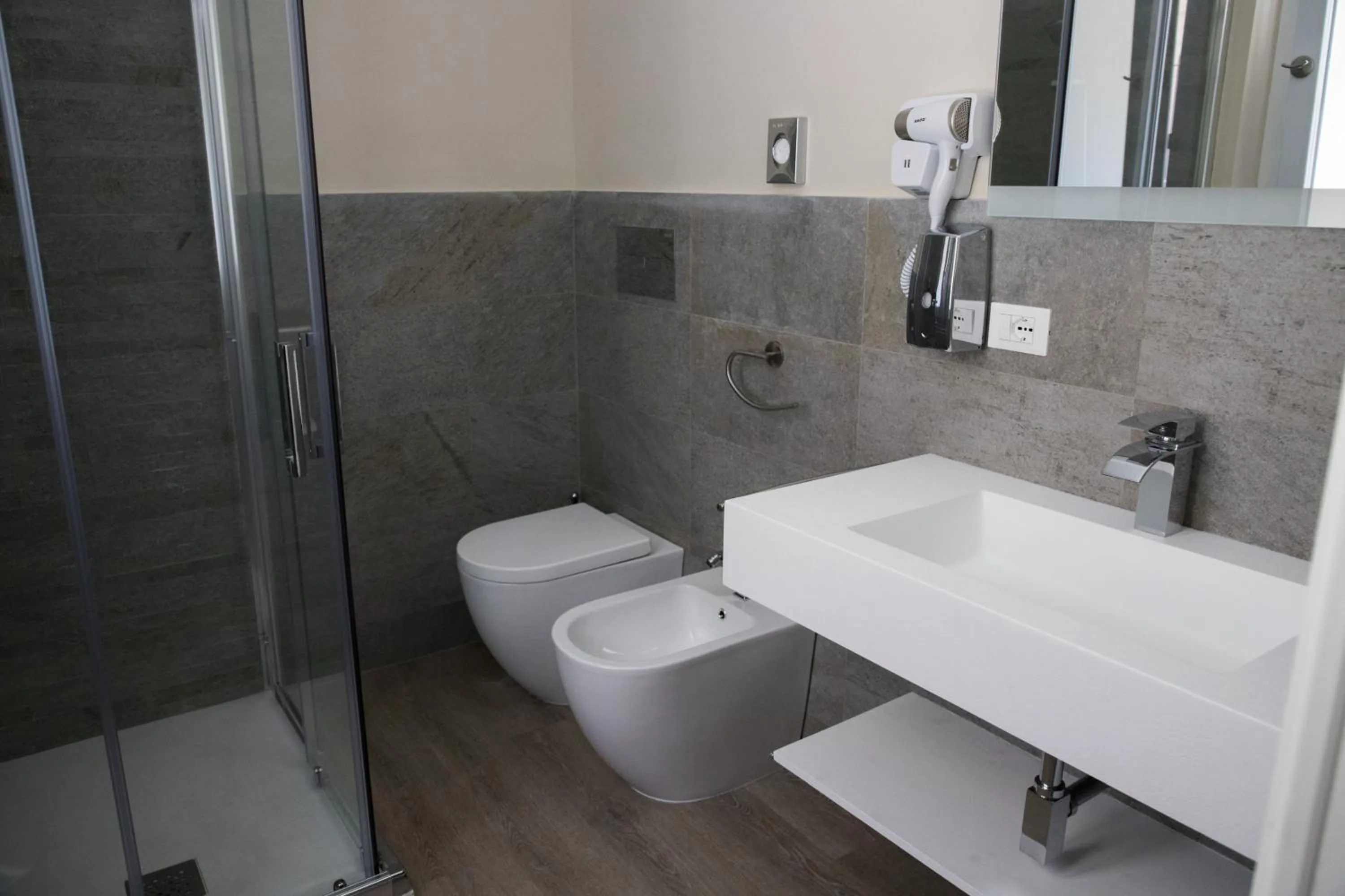 Shower in Tre Fontane