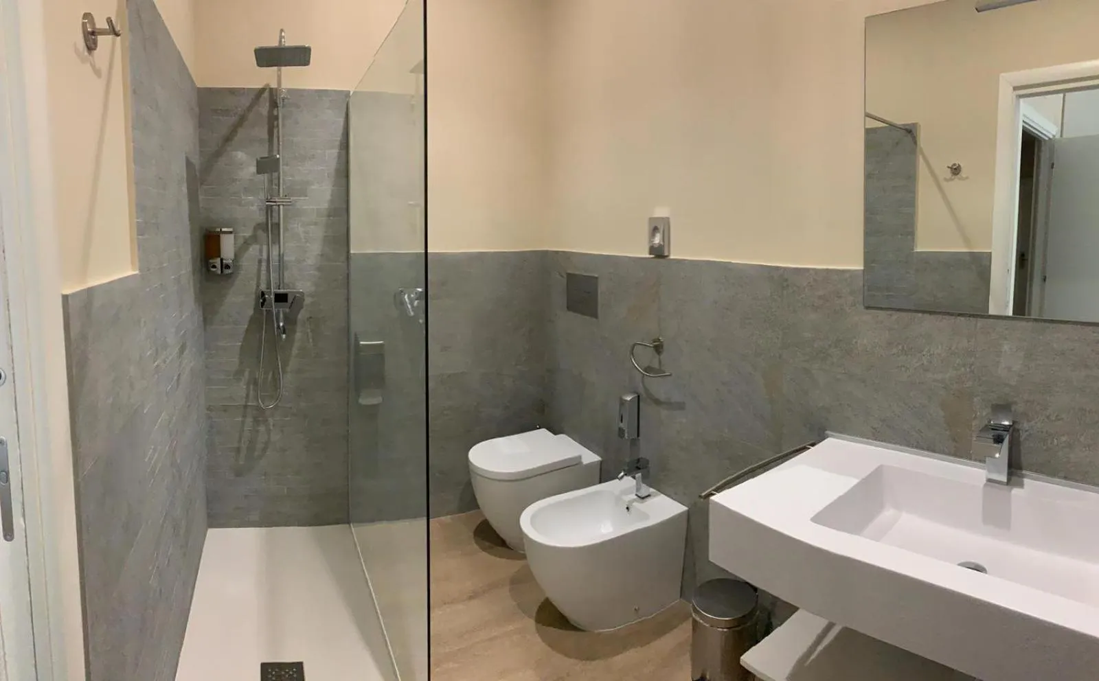 Shower in Tre Fontane