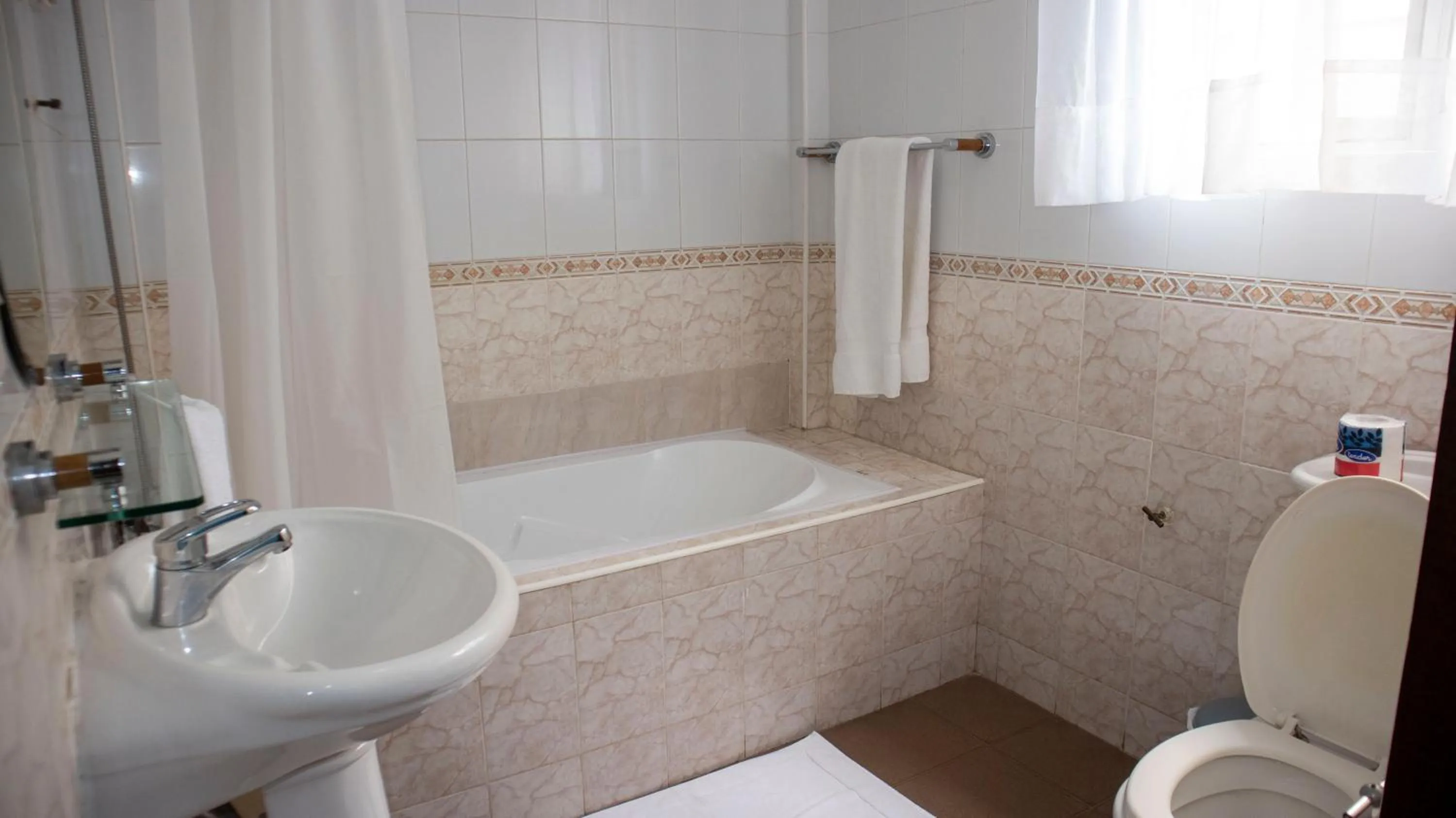 Bathroom in His Majesty's Hotel and Apartments