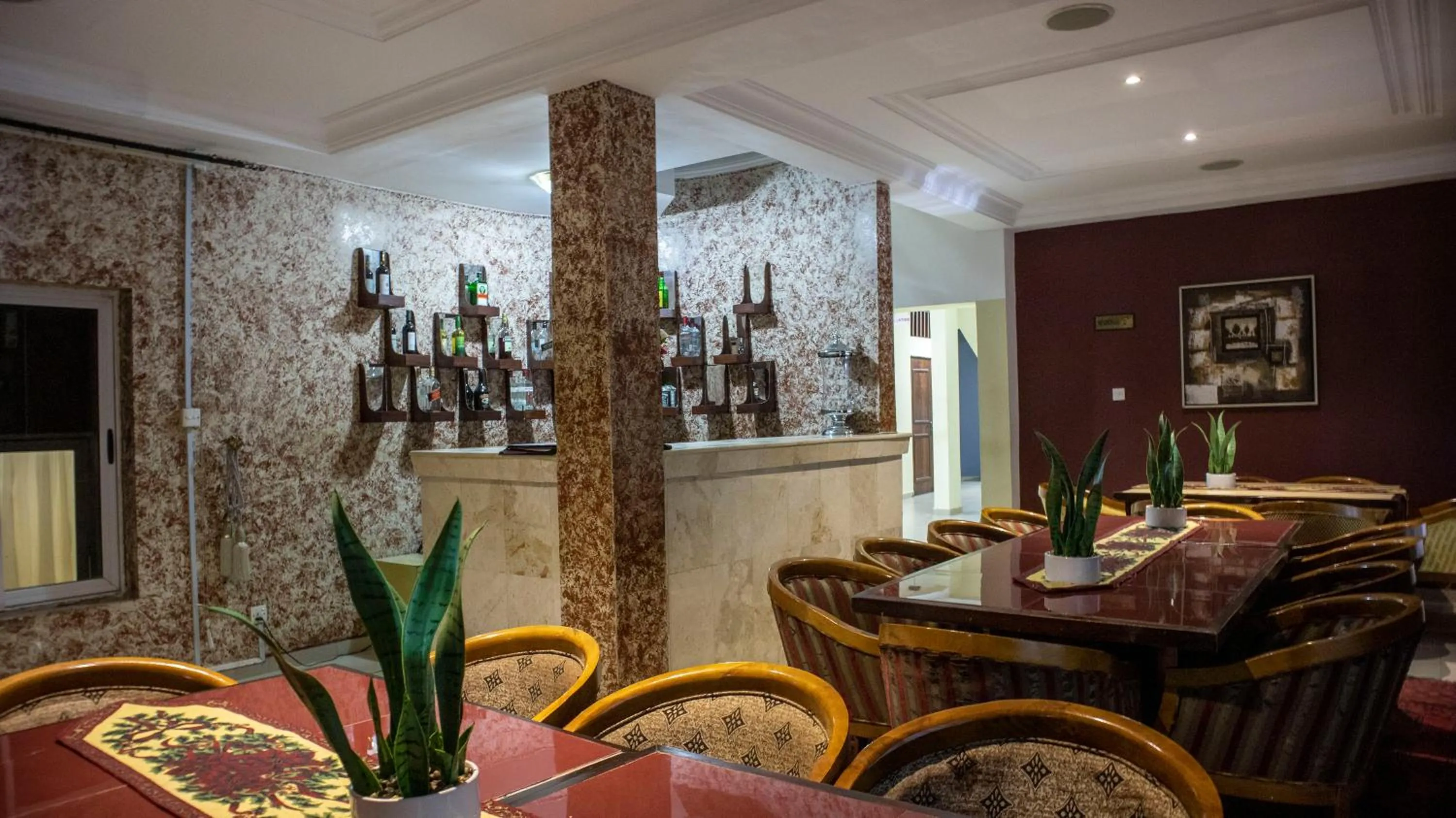 Restaurant/places to eat in His Majesty's Hotel and Apartments