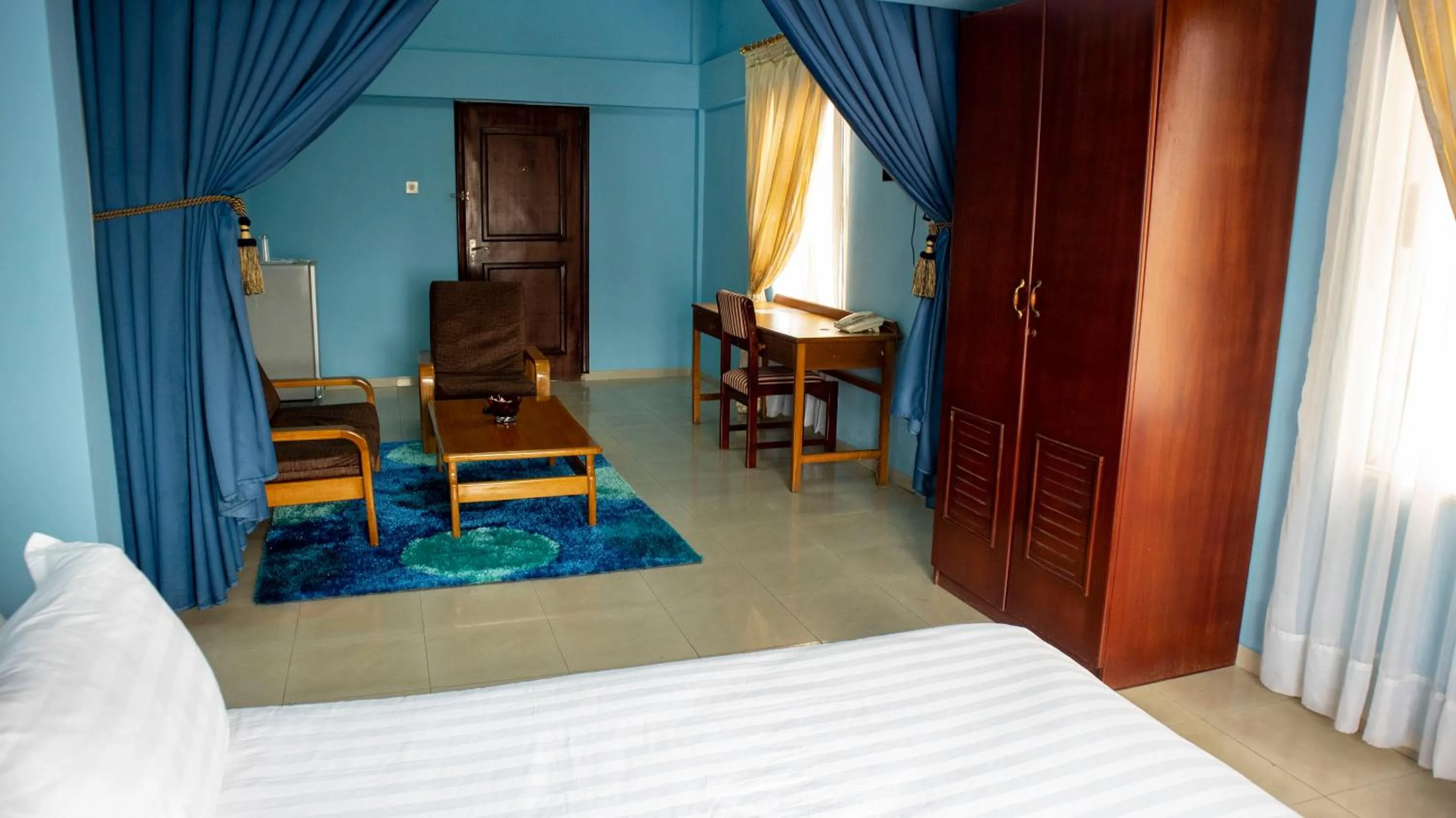 Photo of the whole room, Bed in His Majesty's Hotel and Apartments