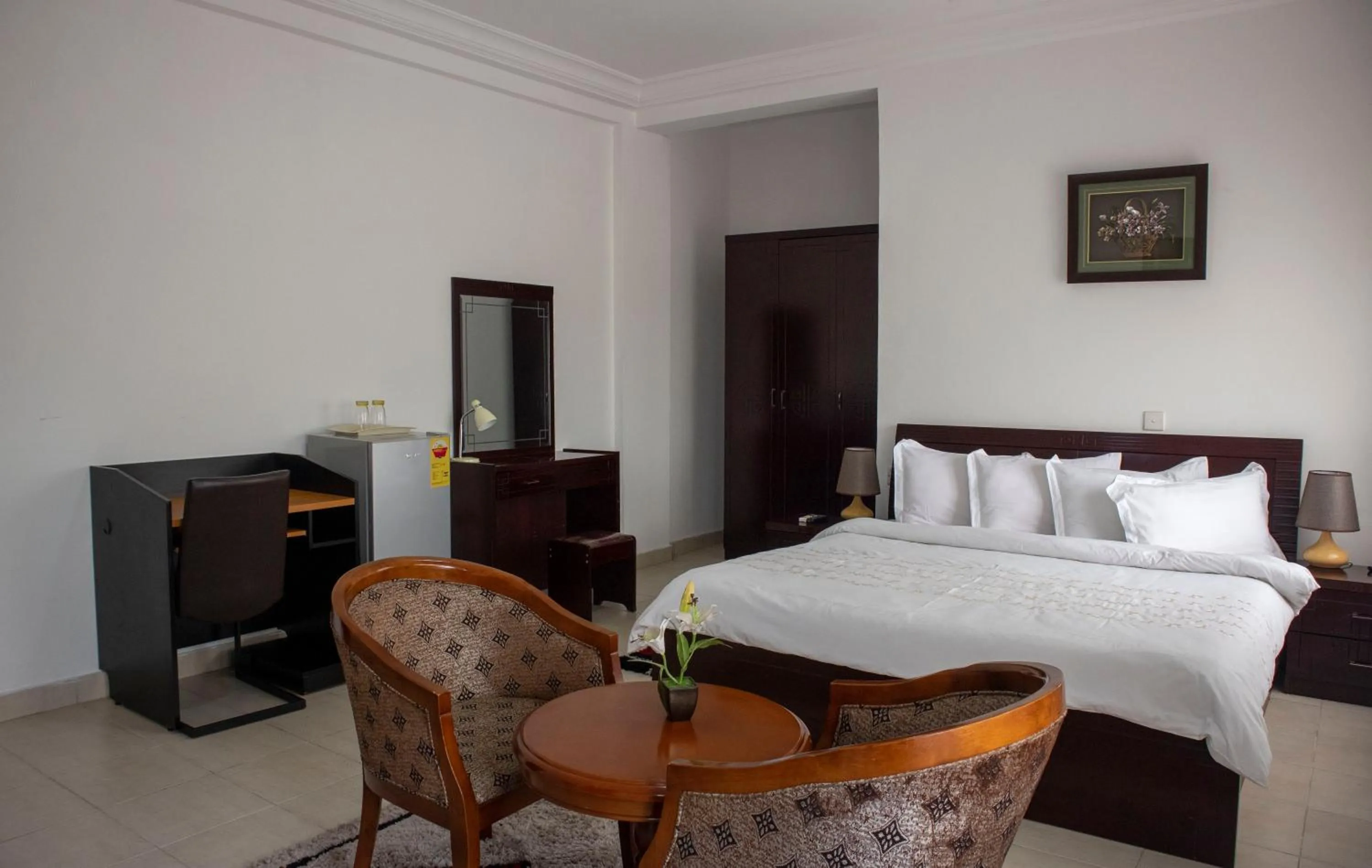 Photo of the whole room, Bed in His Majesty's Hotel and Apartments