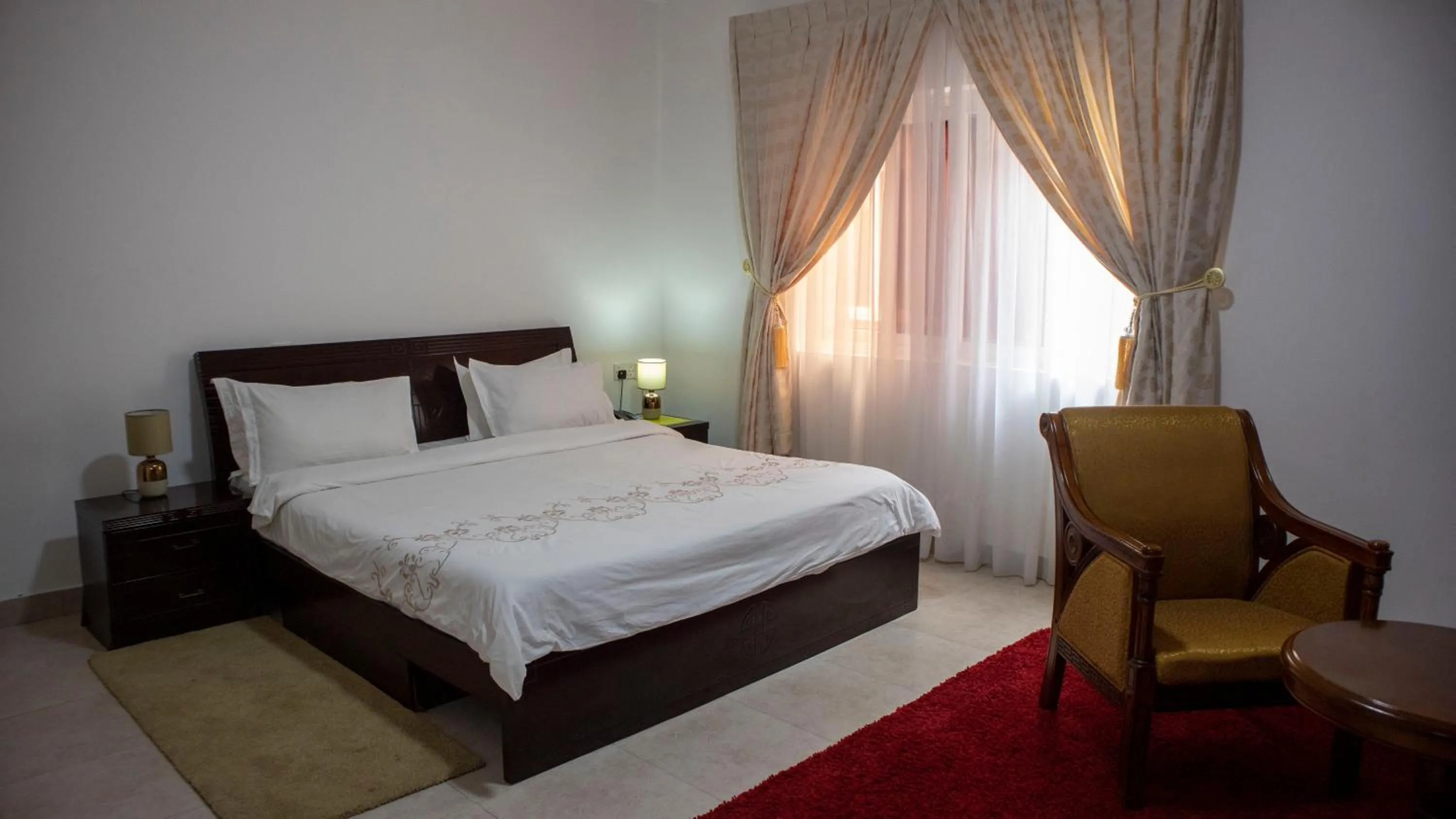 Photo of the whole room, Bed in His Majesty's Hotel and Apartments