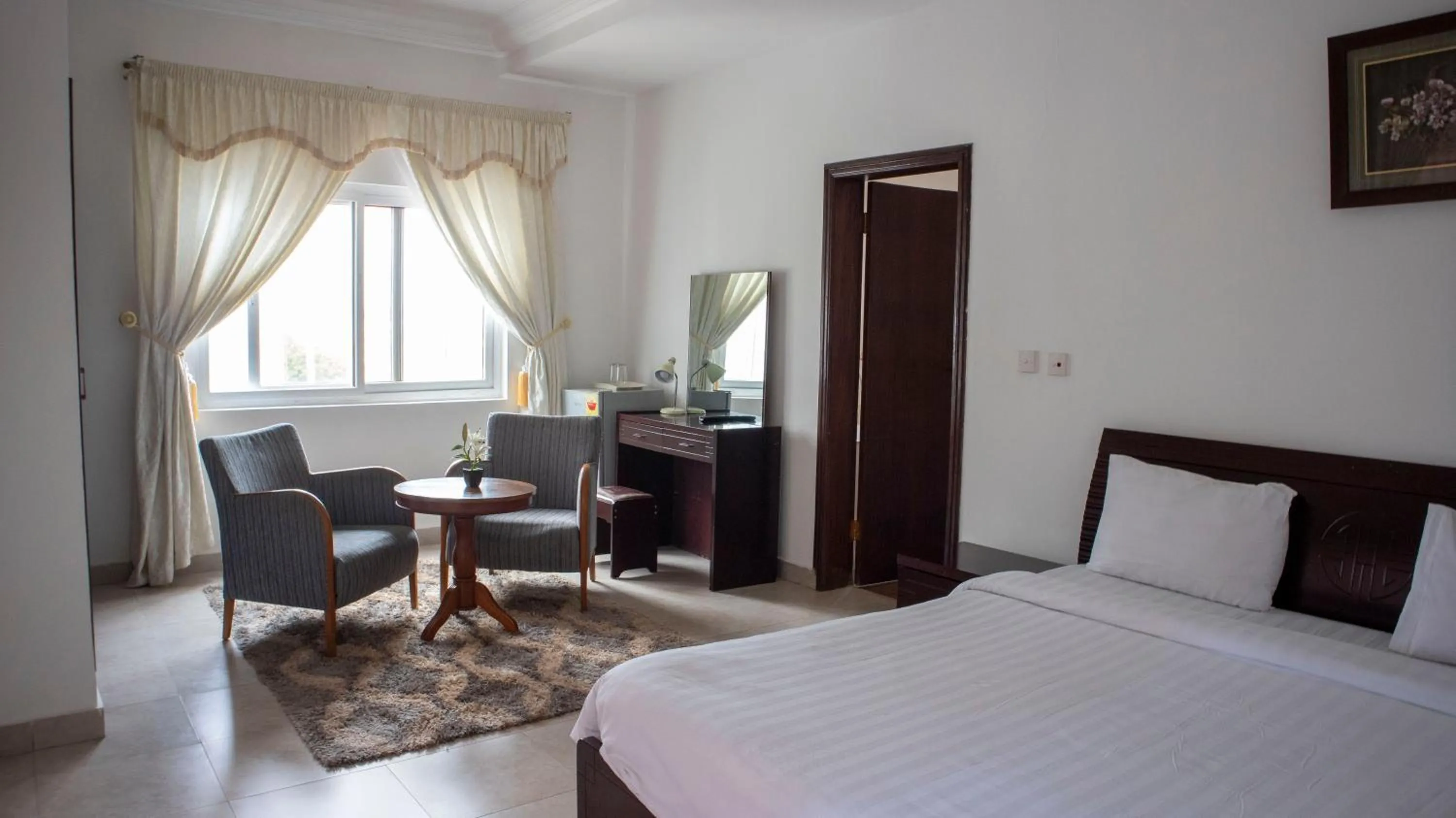 Photo of the whole room, Bed in His Majesty's Hotel and Apartments