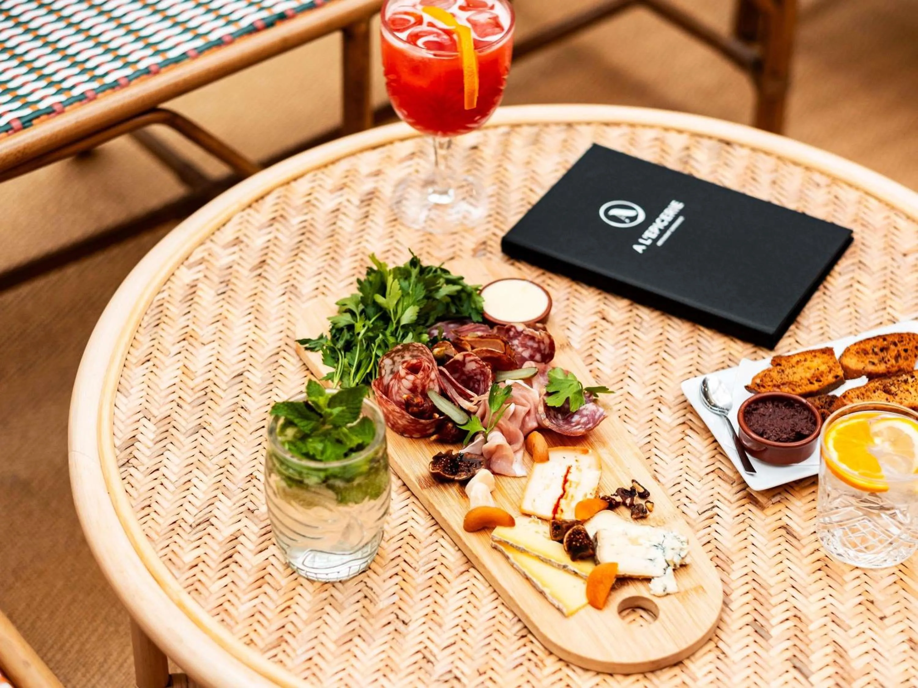 Lounge or bar in Novotel Atria Nimes Centre