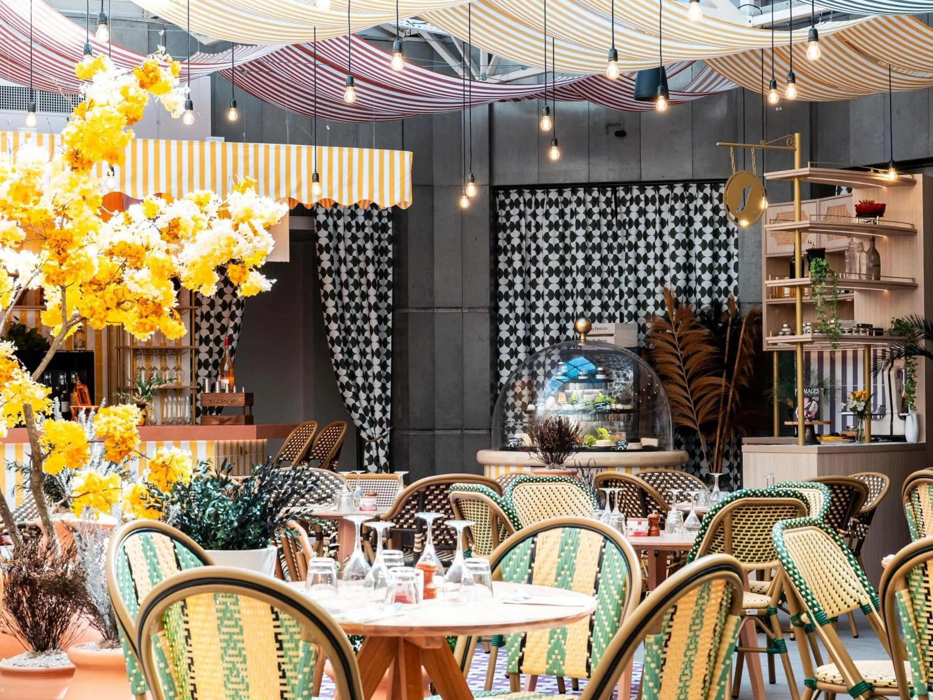 Restaurant/places to eat in Novotel Atria Nimes Centre