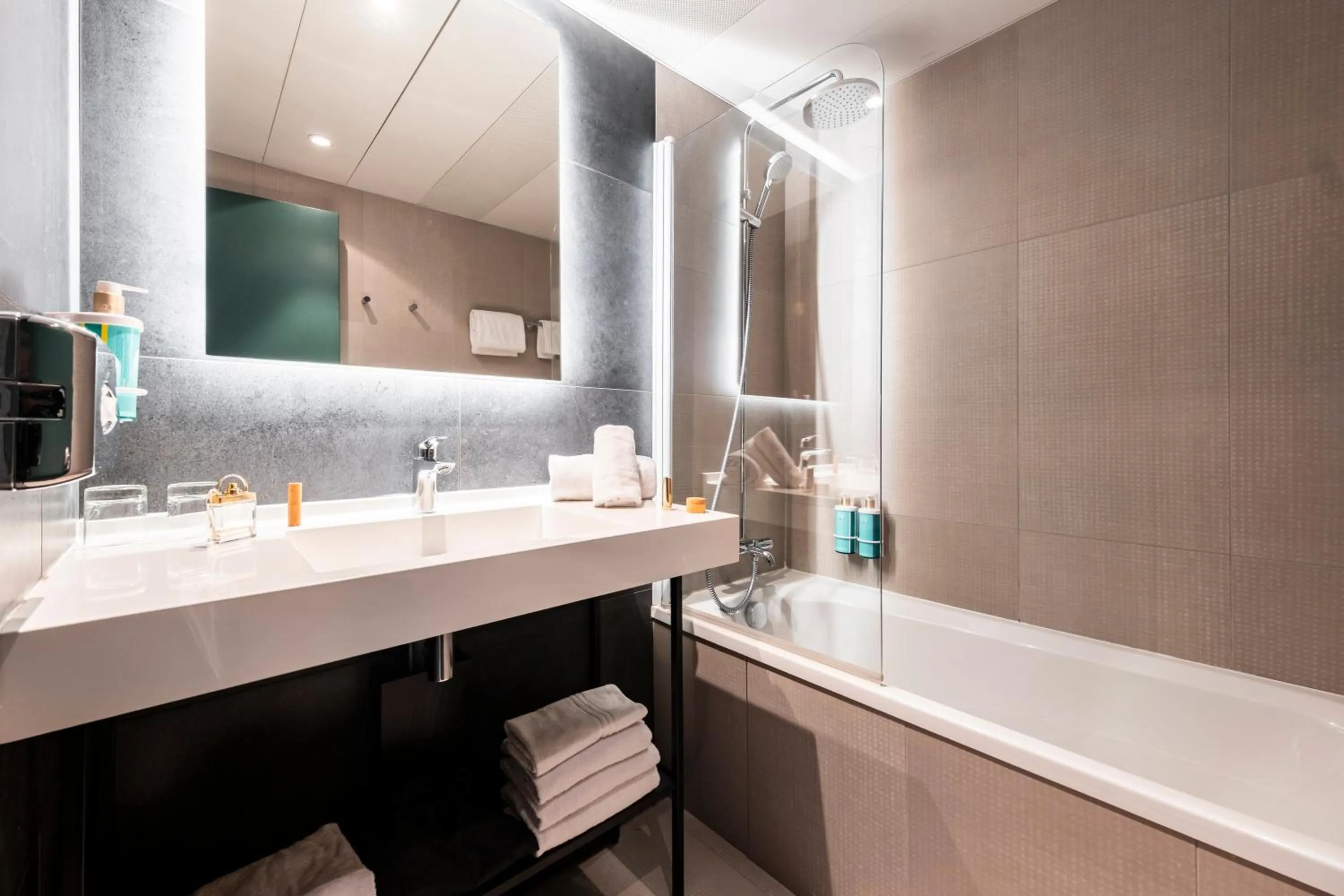 Bath in Novotel Atria Nimes Centre