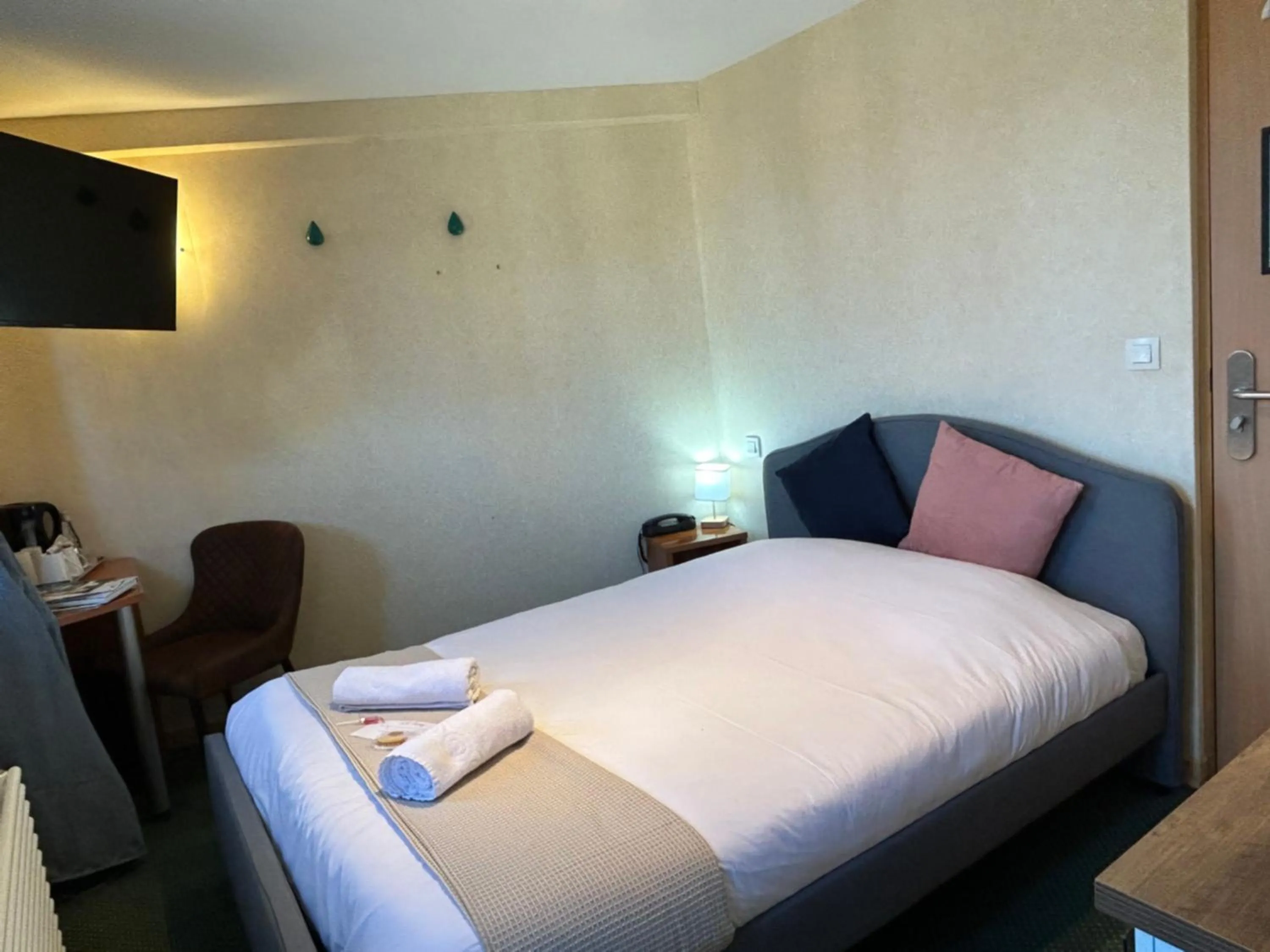 Bed in Logis Hôtel Restaurant SPA Le Tosny