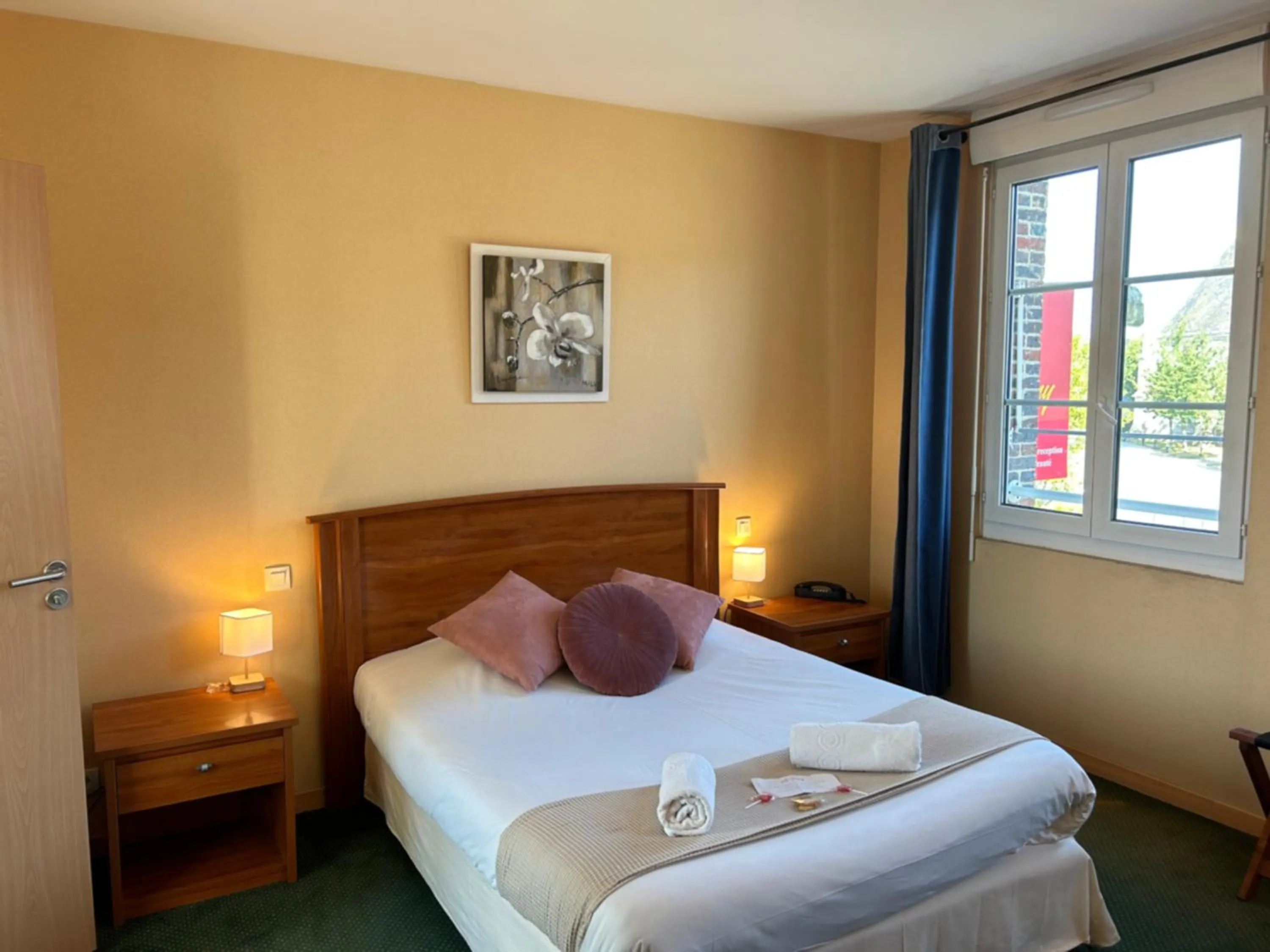 Bed in Logis Hôtel Restaurant SPA Le Tosny