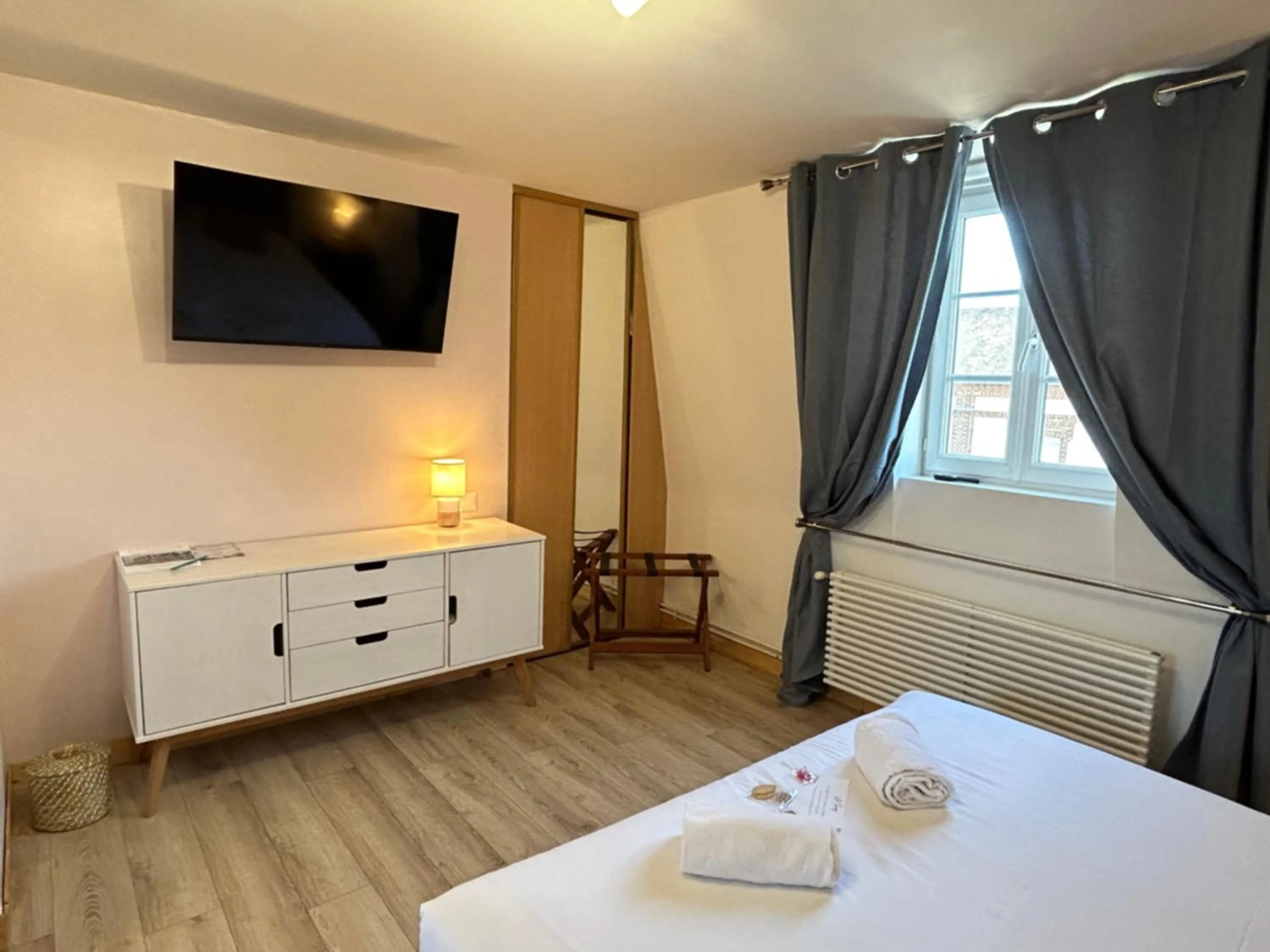 Bed in Logis Hôtel Restaurant SPA Le Tosny