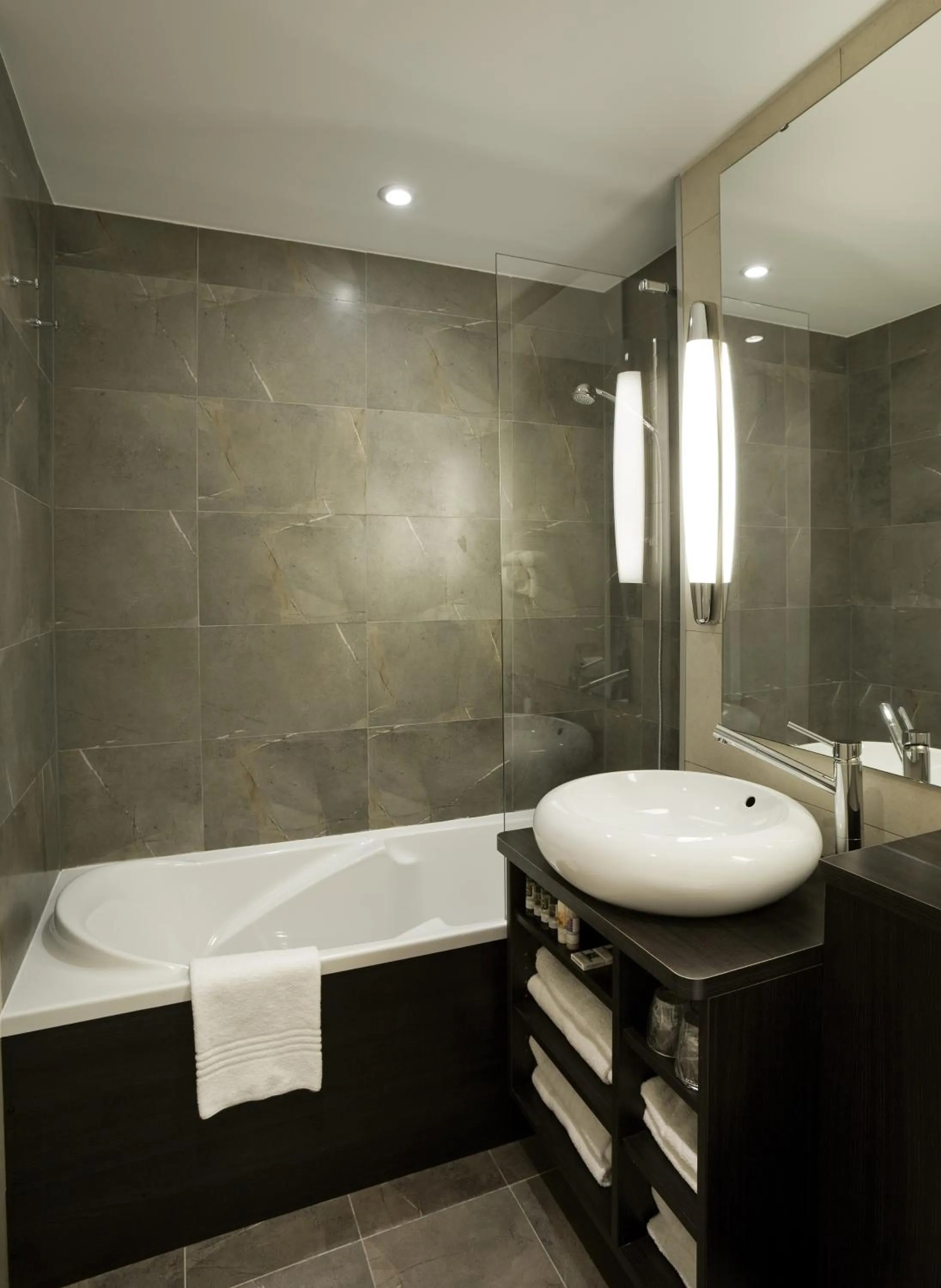 Bathroom in Mercure Quimper Centre