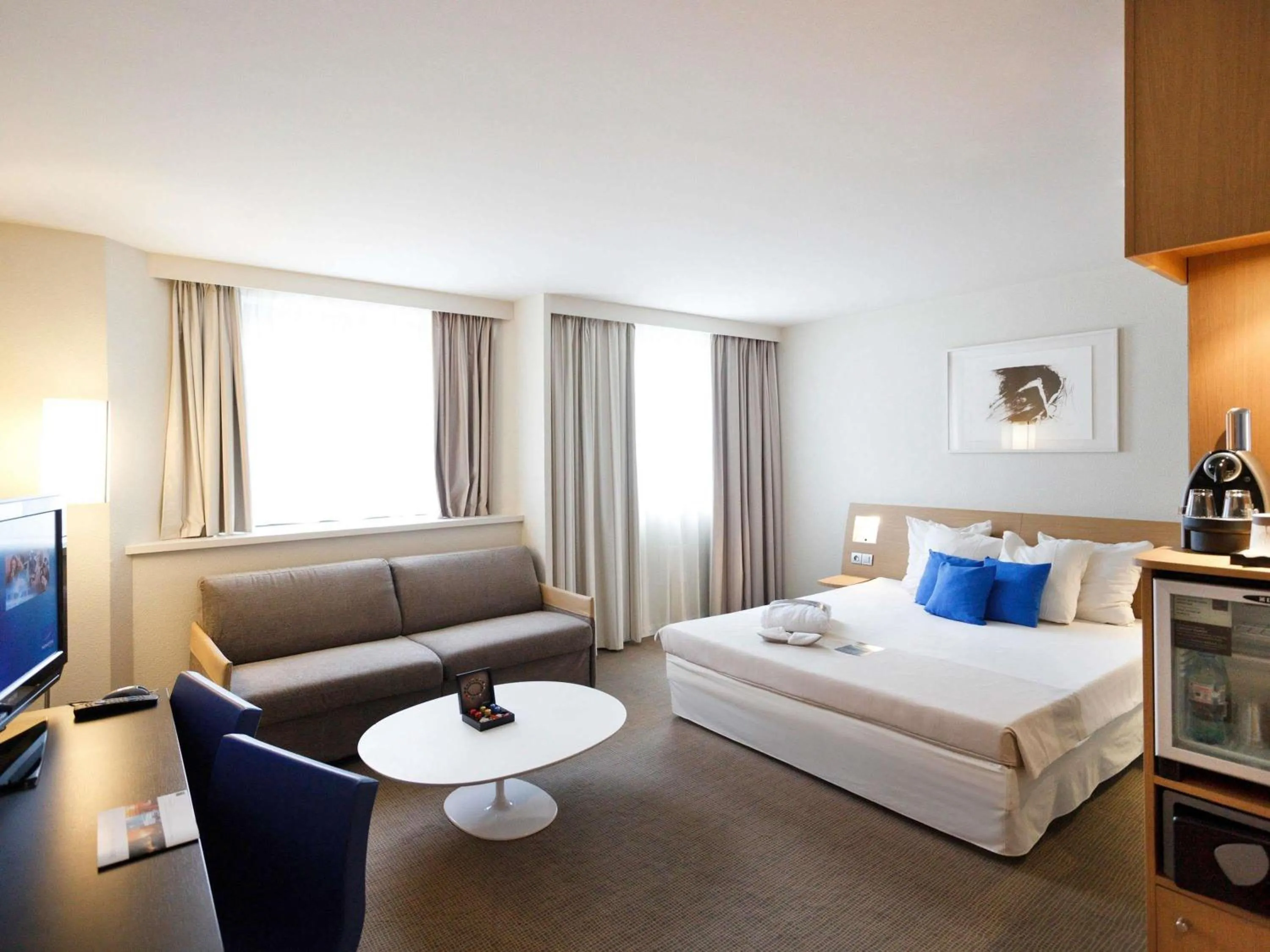 Bedroom, Bed in Novotel Paris Pont De Sevres