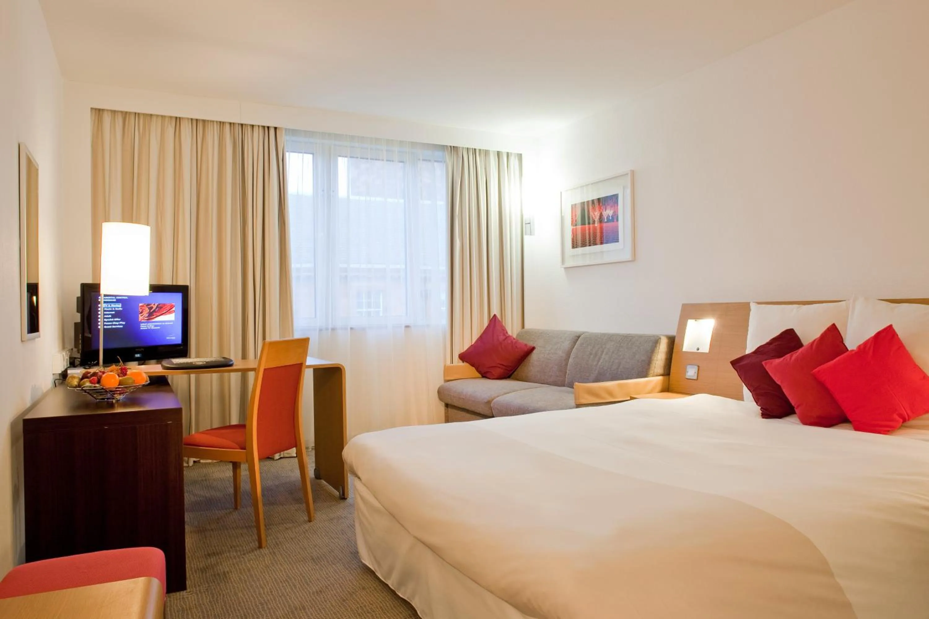 Bedroom, Bed in Novotel Paris Pont De Sevres