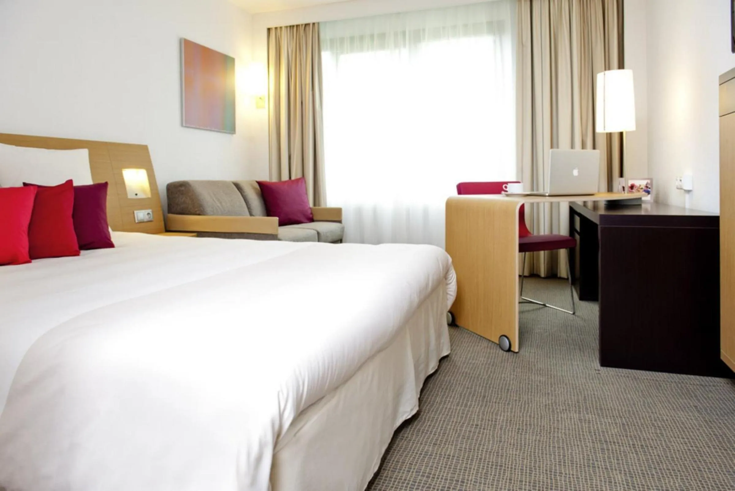 Bedroom, Bed in Novotel Paris Pont De Sevres