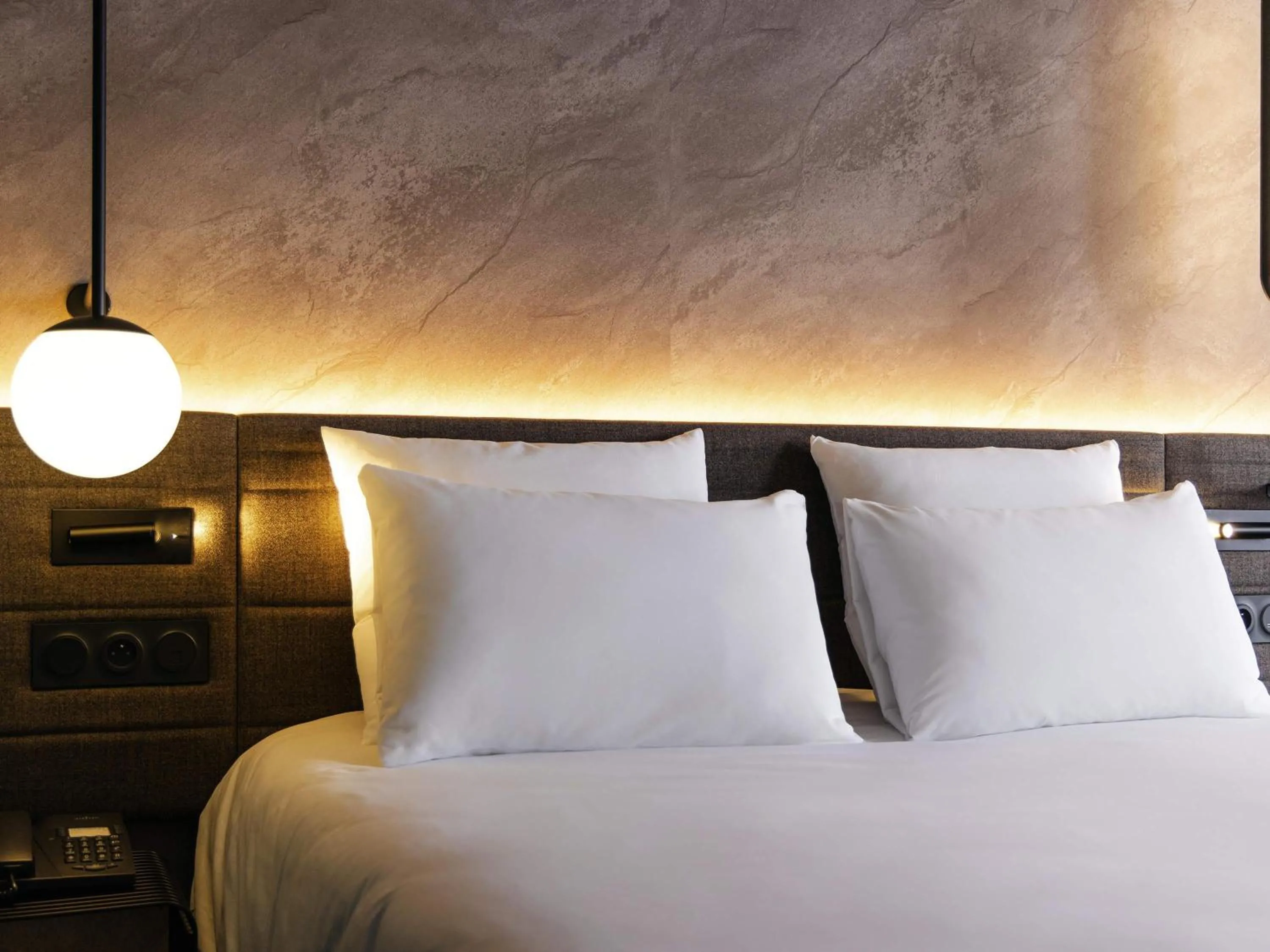 Bedroom, Bed in Novotel Paris Suresnes Longchamp