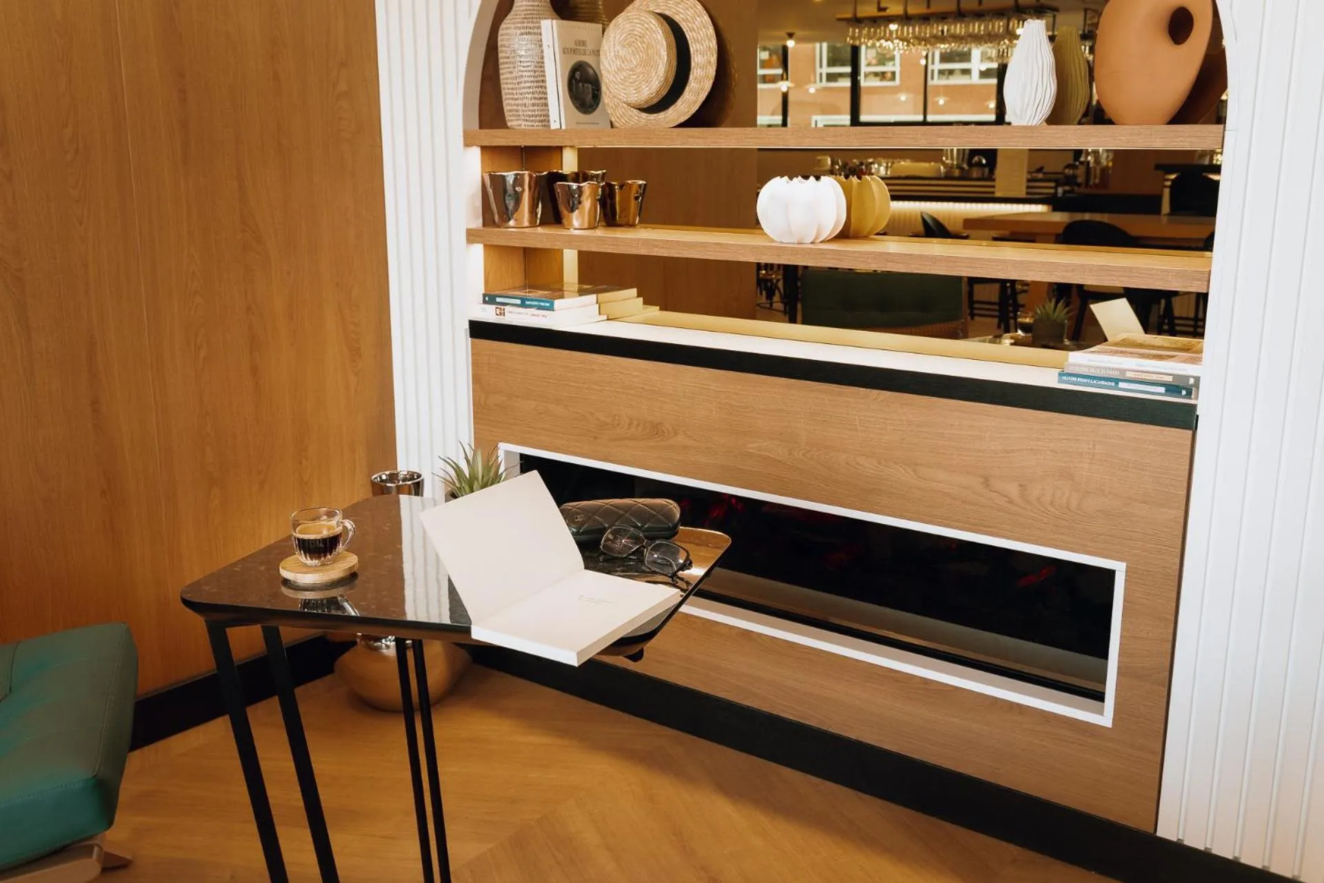 Seating area in Novotel Paris Suresnes Longchamp